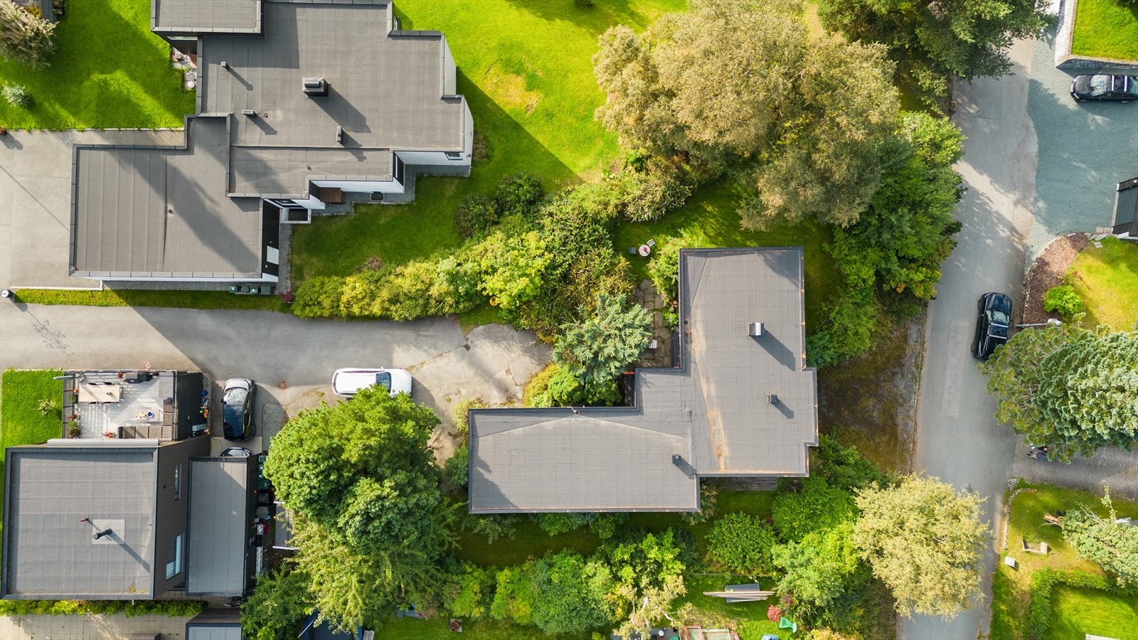 Eiendommen har adkomst og parkering på 2 sider av eiendommen. Galleribilde