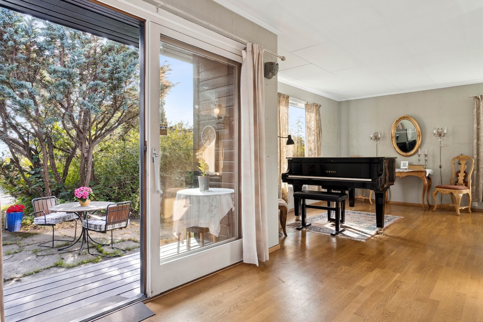 En heve/skyvedør åpner stuen ut mot hagen. Galleribilde