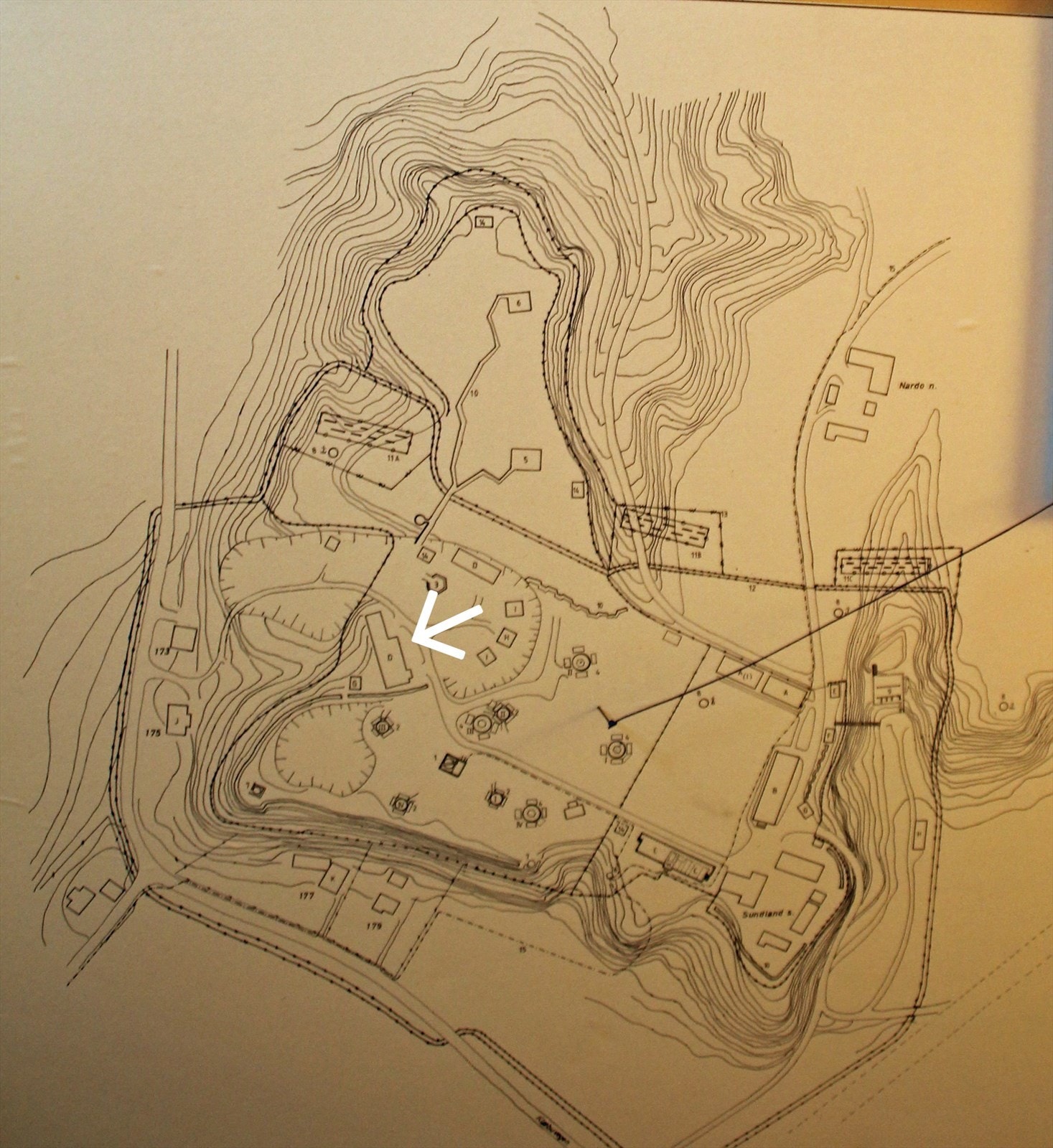 Pilen viser bunkeren som huset er bygget på. Kontakt megler for informasjon. Galleribilde