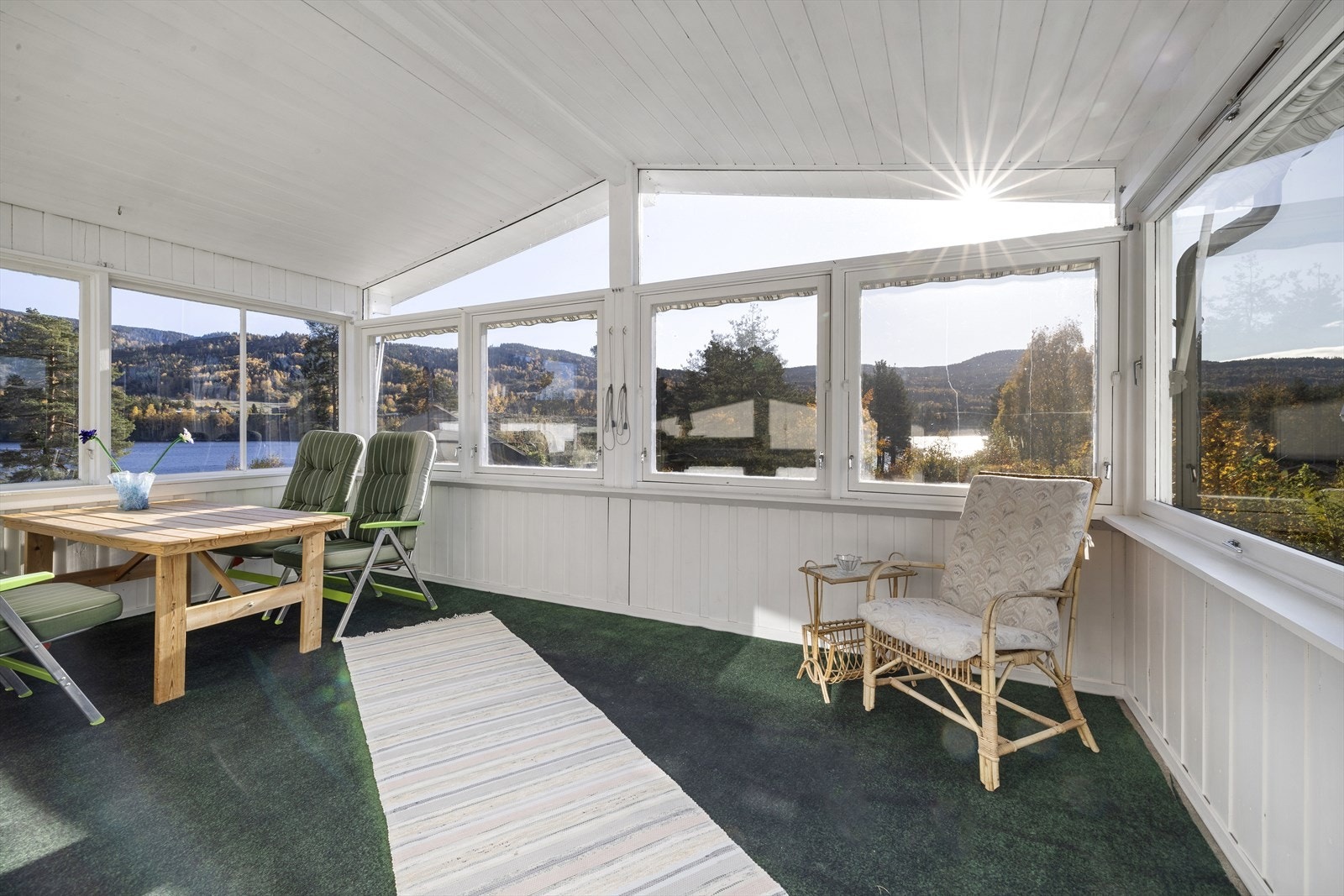 Den innebygde terrassen har nydelig utsikt mot Bergsjø Galleribilde