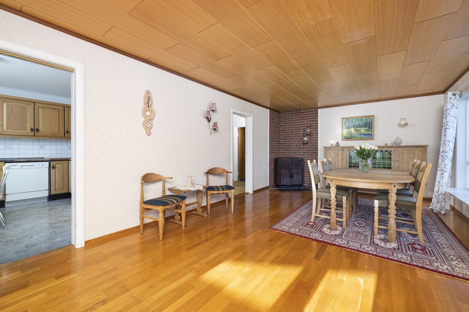 Det er parkett på gulv, tapet på vegger og himlingsplater i tak. Galleribilde