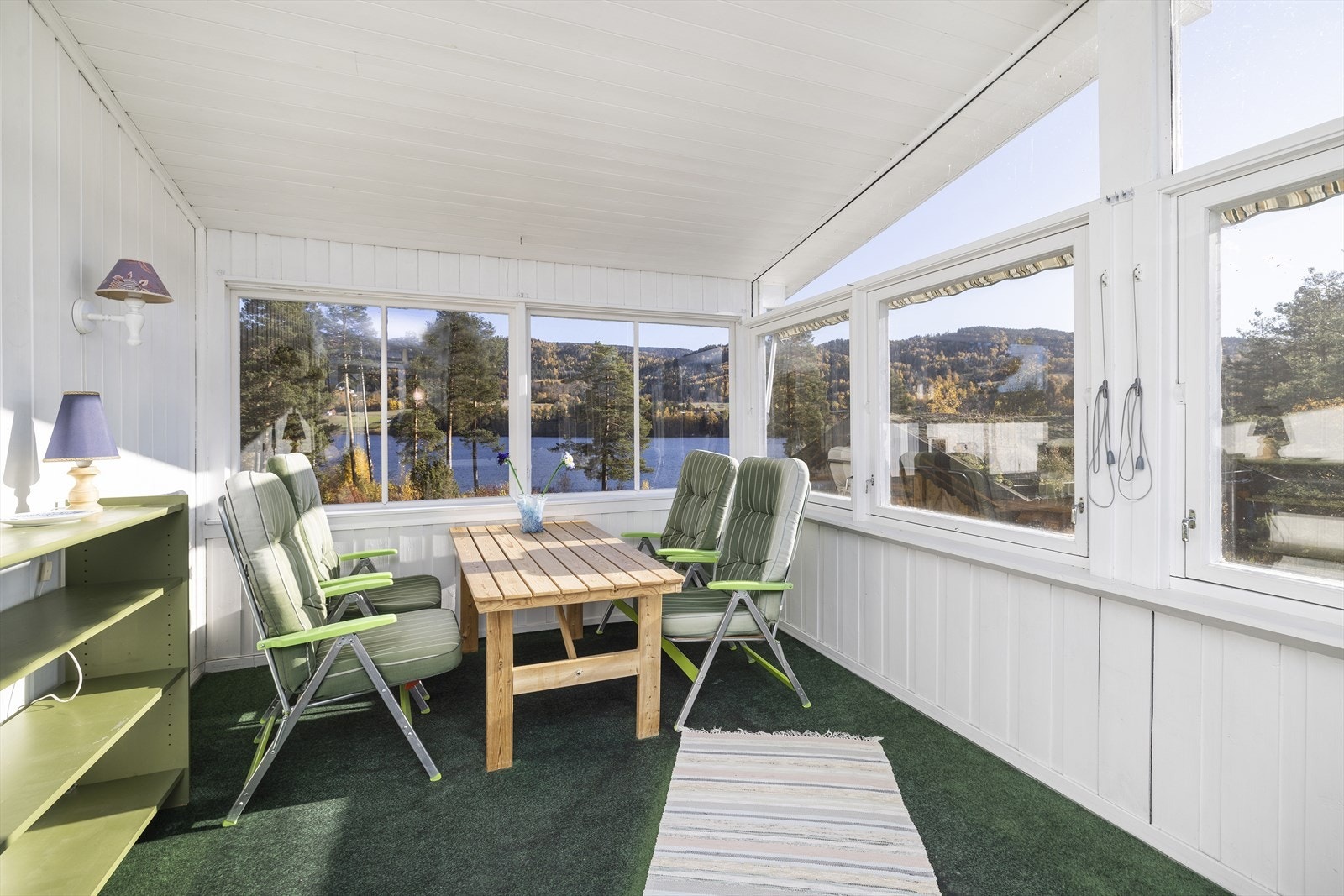 Innebygd veranda med utgang fra stue og utgang til hage Galleribilde