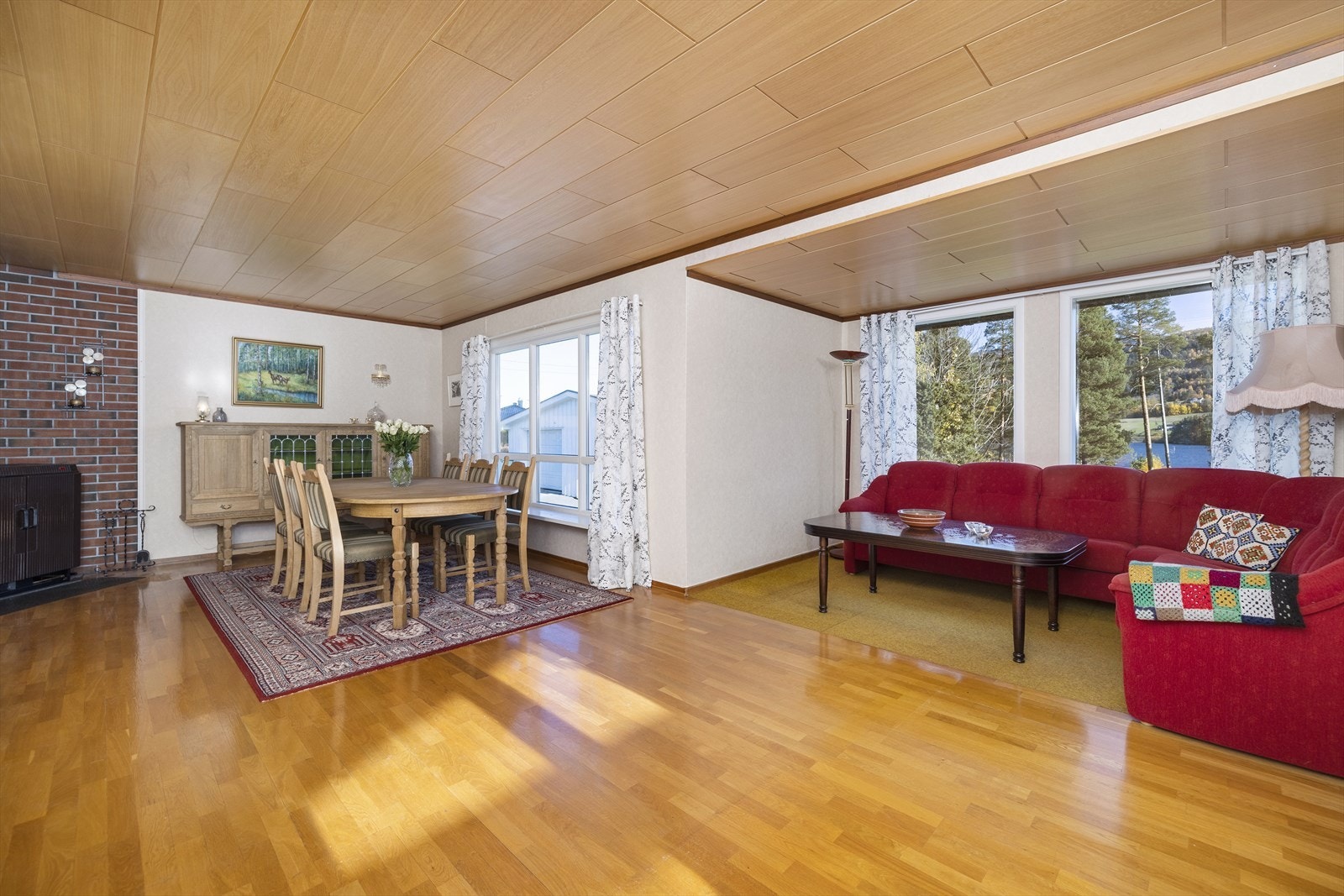 Stor stue med store vindusflater og godt med lysinnslipp. Galleribilde