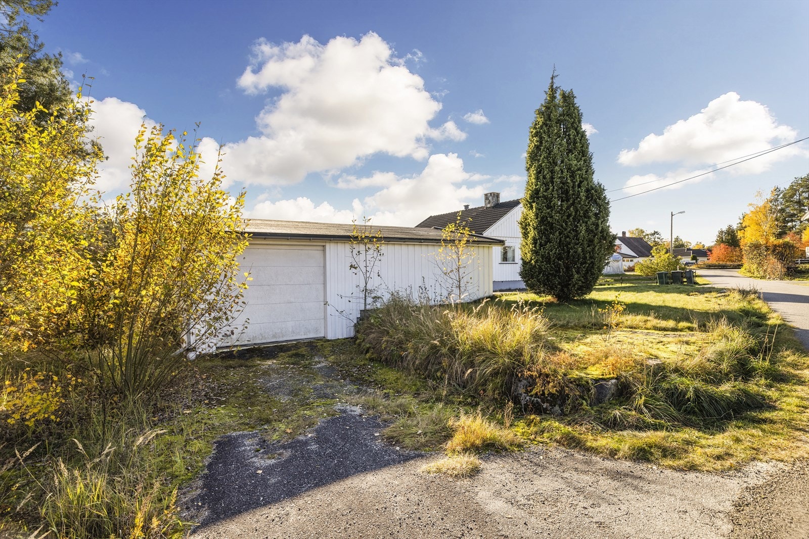 På eiendommen er det bygg med 2 garasjer, bod og verksted. Galleribilde