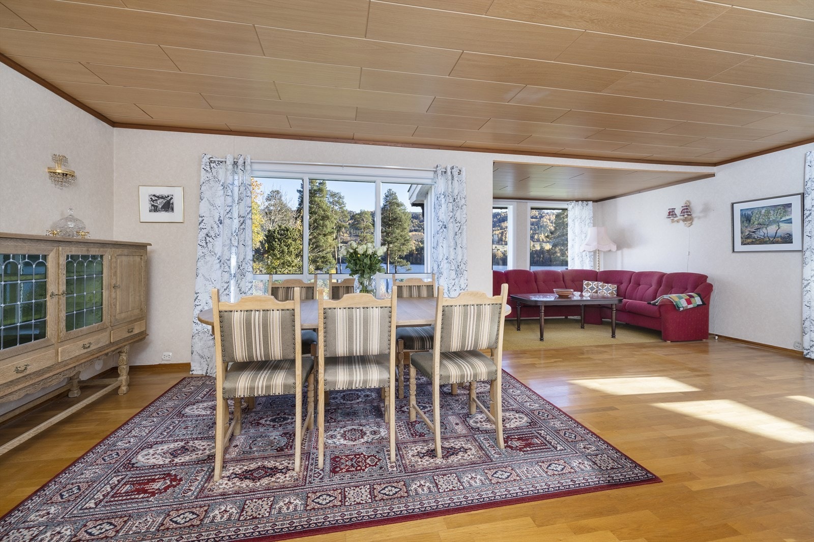 Her er det god plass til stort spisebord. Galleribilde