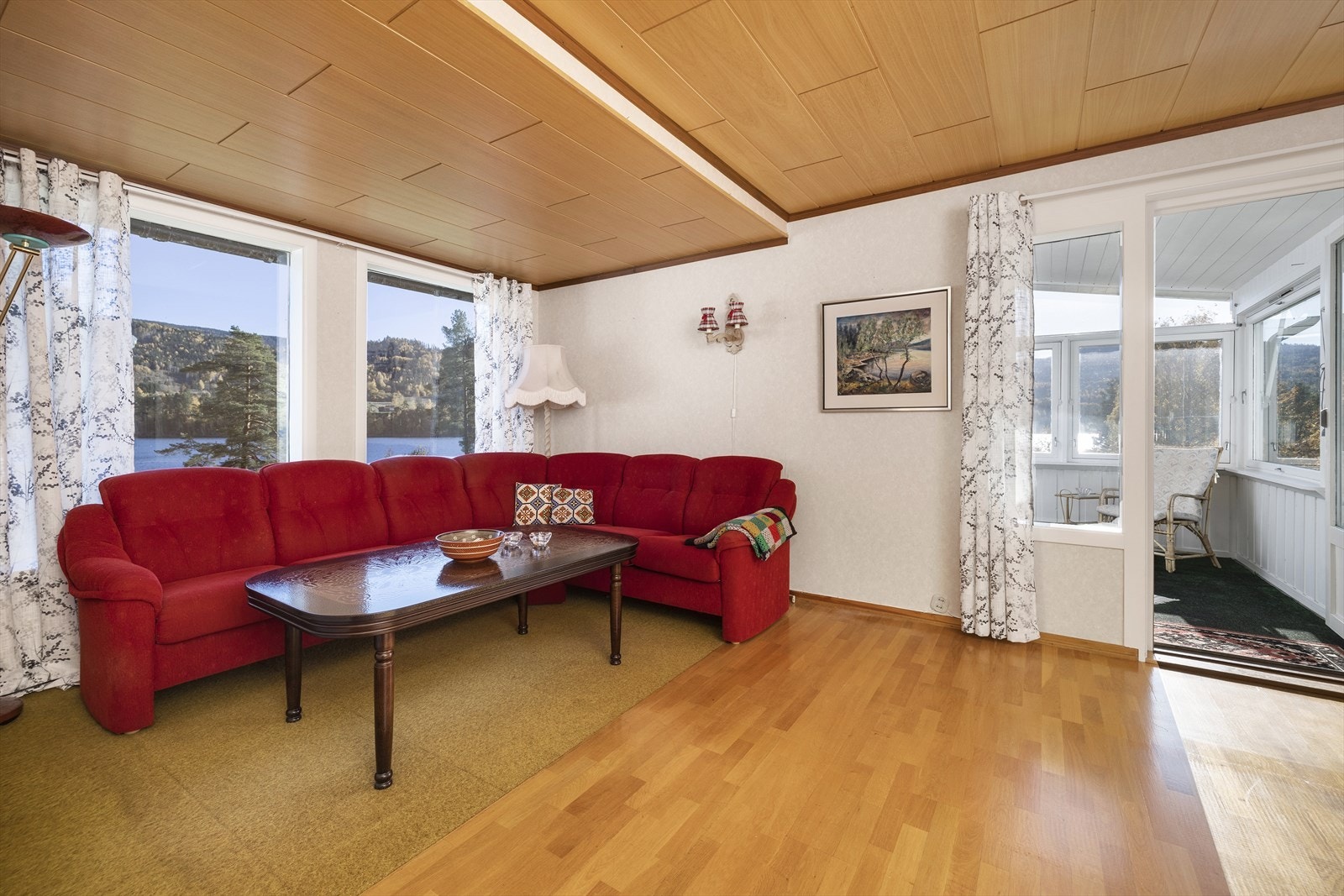 Fra stuevinduene har man flott utsikt over Bergsjø. Galleribilde