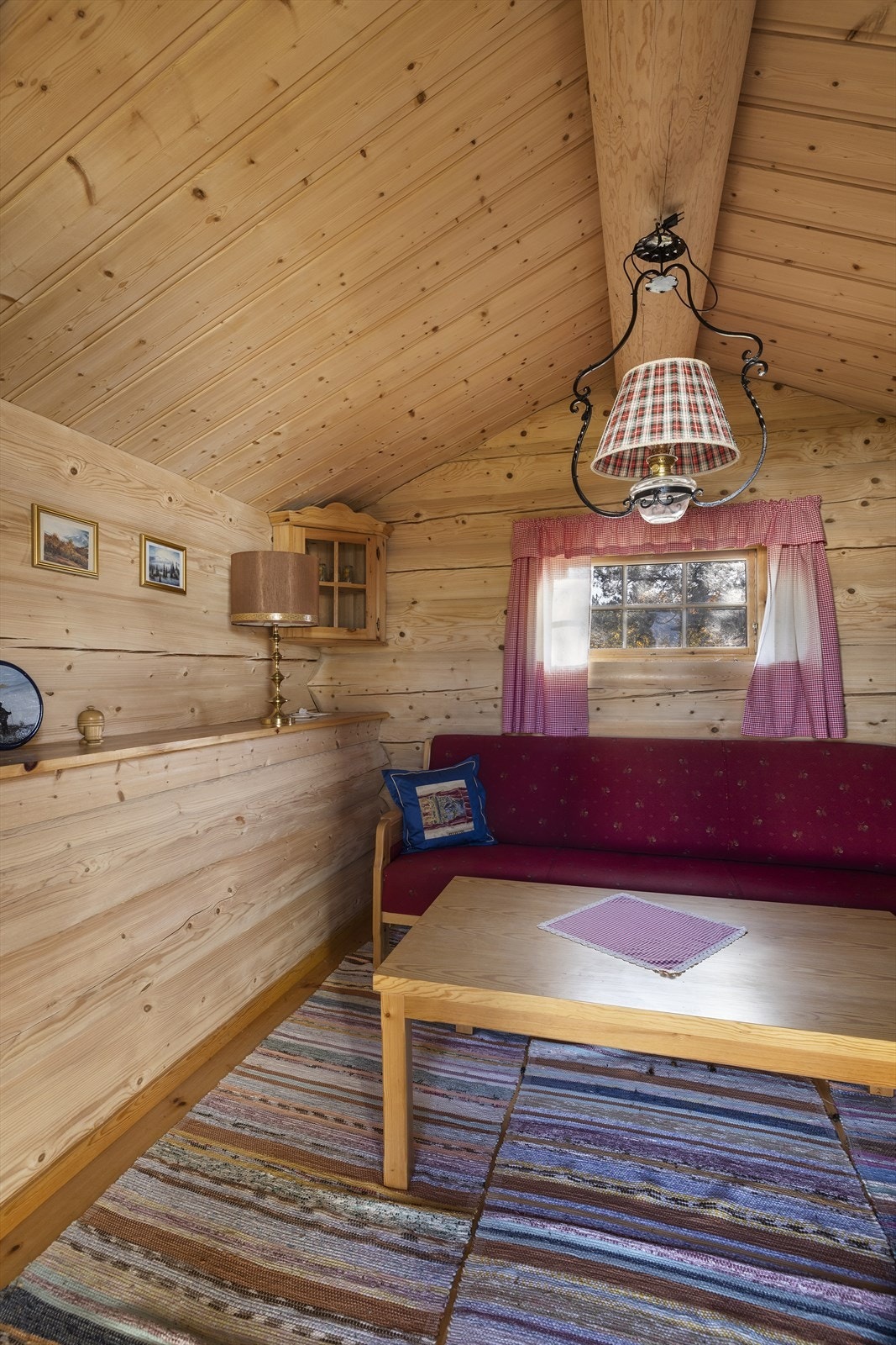 Koselig innredet rom i stabbur. Galleribilde