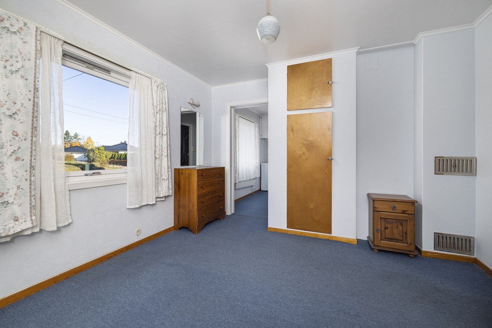 Soverommet er stort og har god plass til både dobbeltseng og klesoppbevaring. Galleribilde