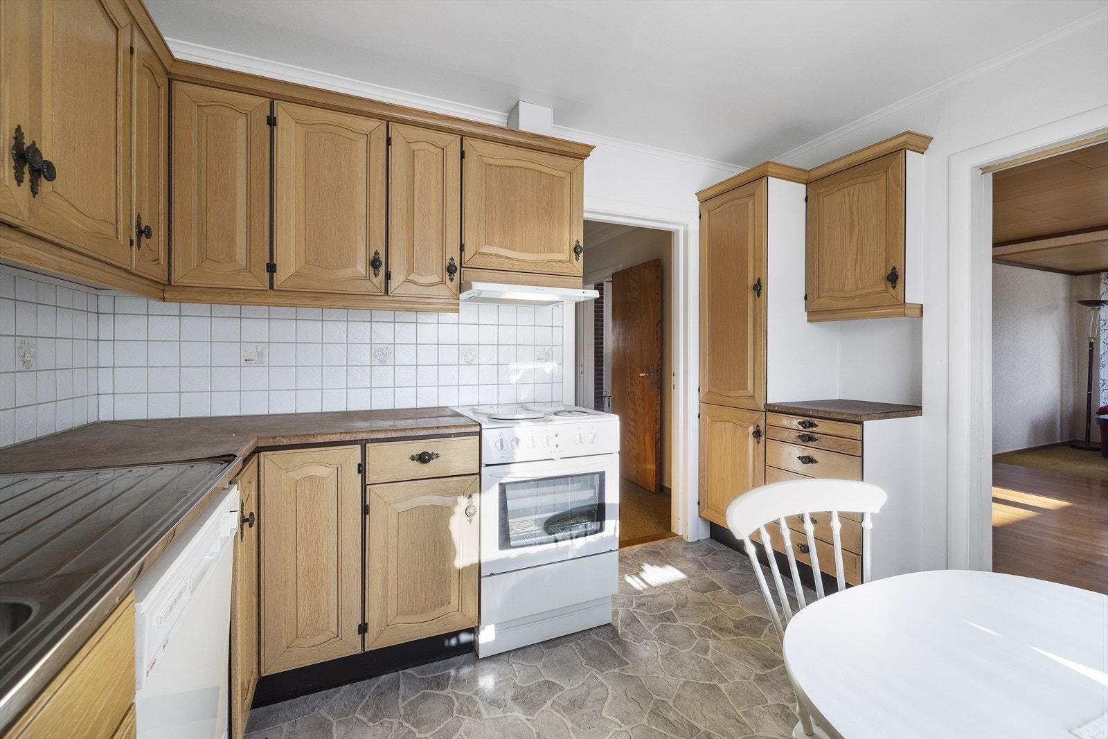 Det er godt med skap- og benkeplass. Galleribilde