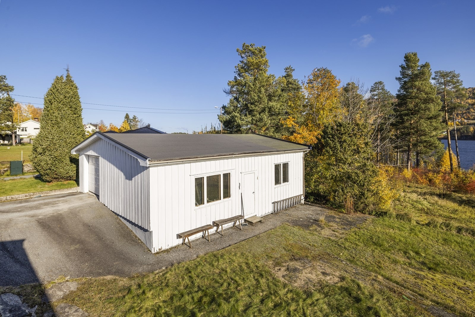 På eiendommen er det bygg med 2 garasjer, bod og verksted. Galleribilde