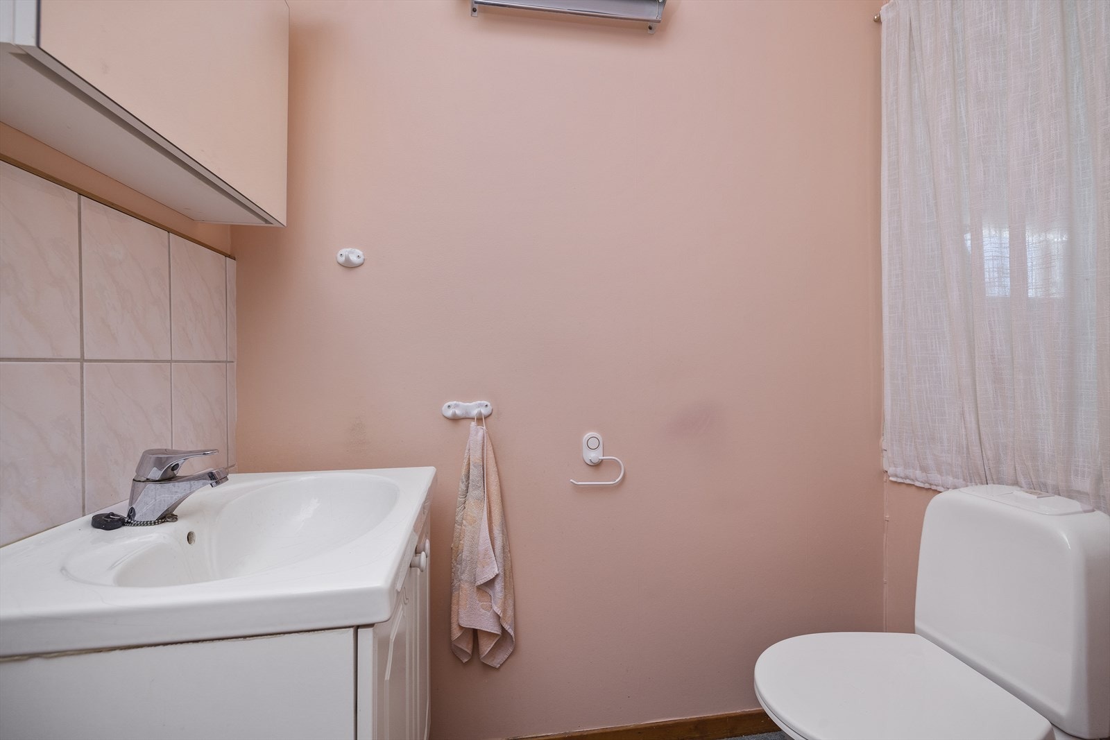 Toalettrom er innredet med servant, speilskap med oppbevaring og gulvstående toalett. Galleribilde