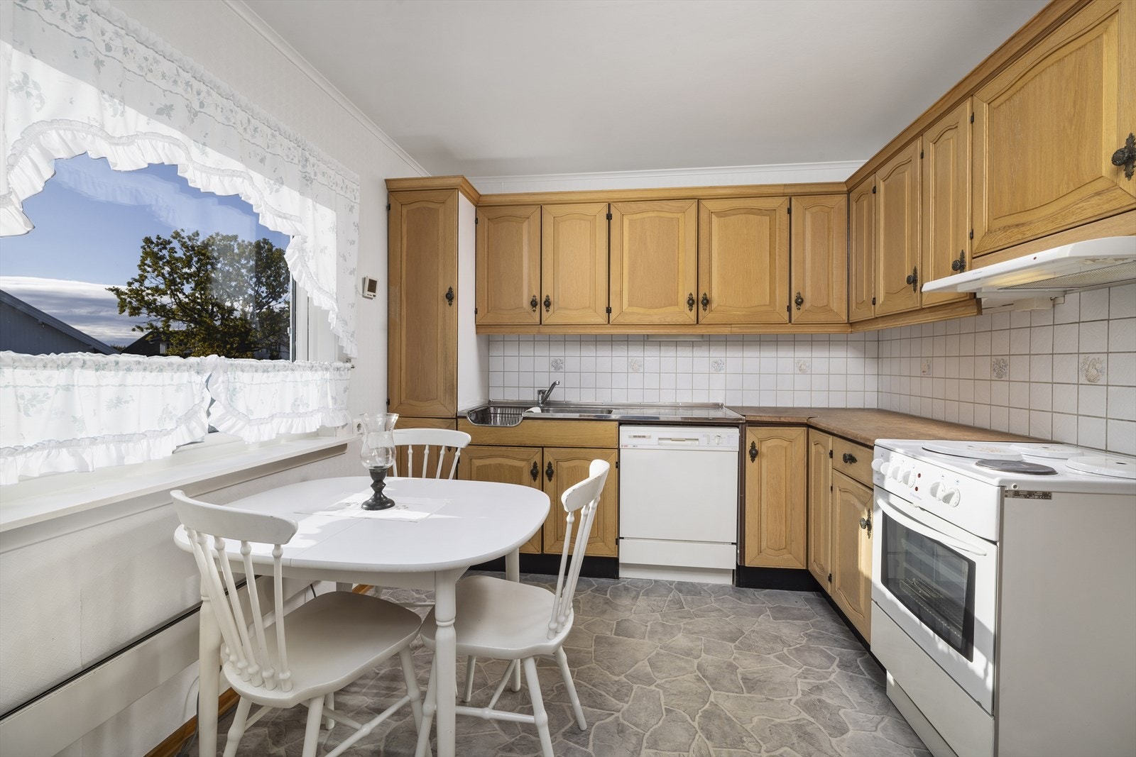 Kjøkken fra Sigdal med profilerte fronter og benkeplate i laminat. Galleribilde