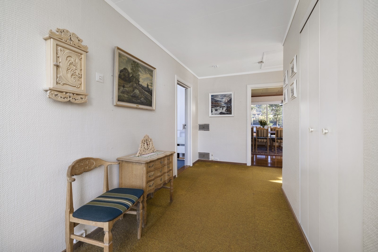 Fordelingsgang har innebygget garderobeskap. Galleribilde