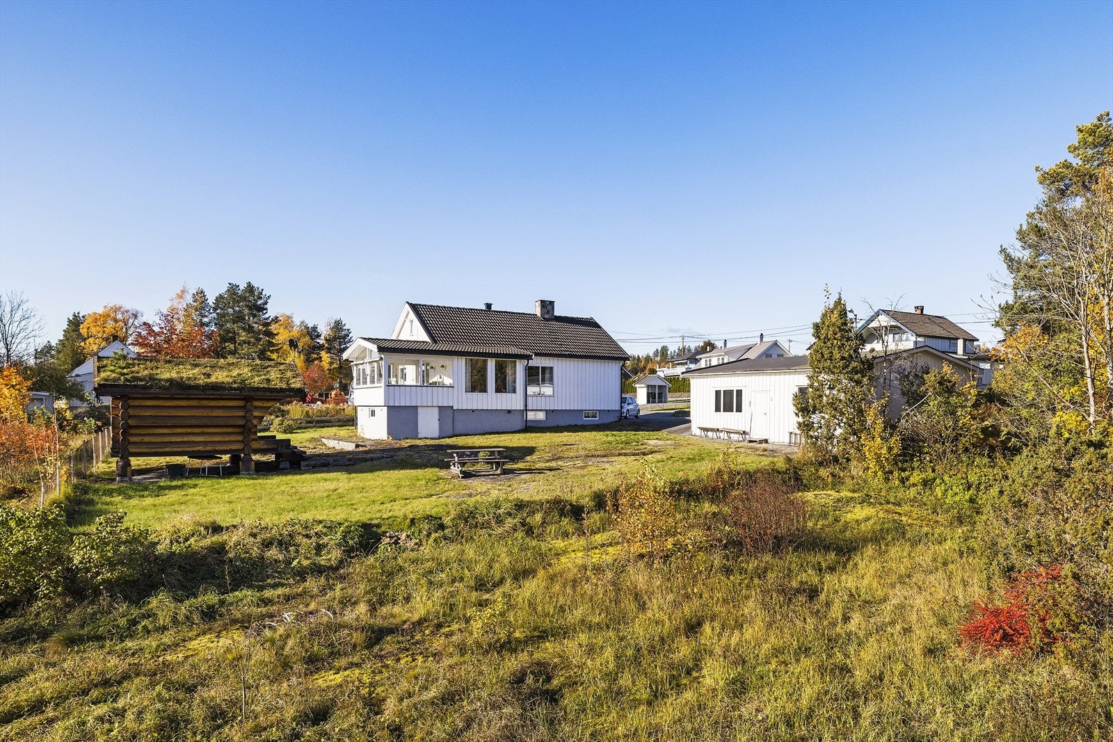 Boligen ligger fint til i et attraktivt boligområde med nærhet og utsikt til Bergsjø. Galleribilde