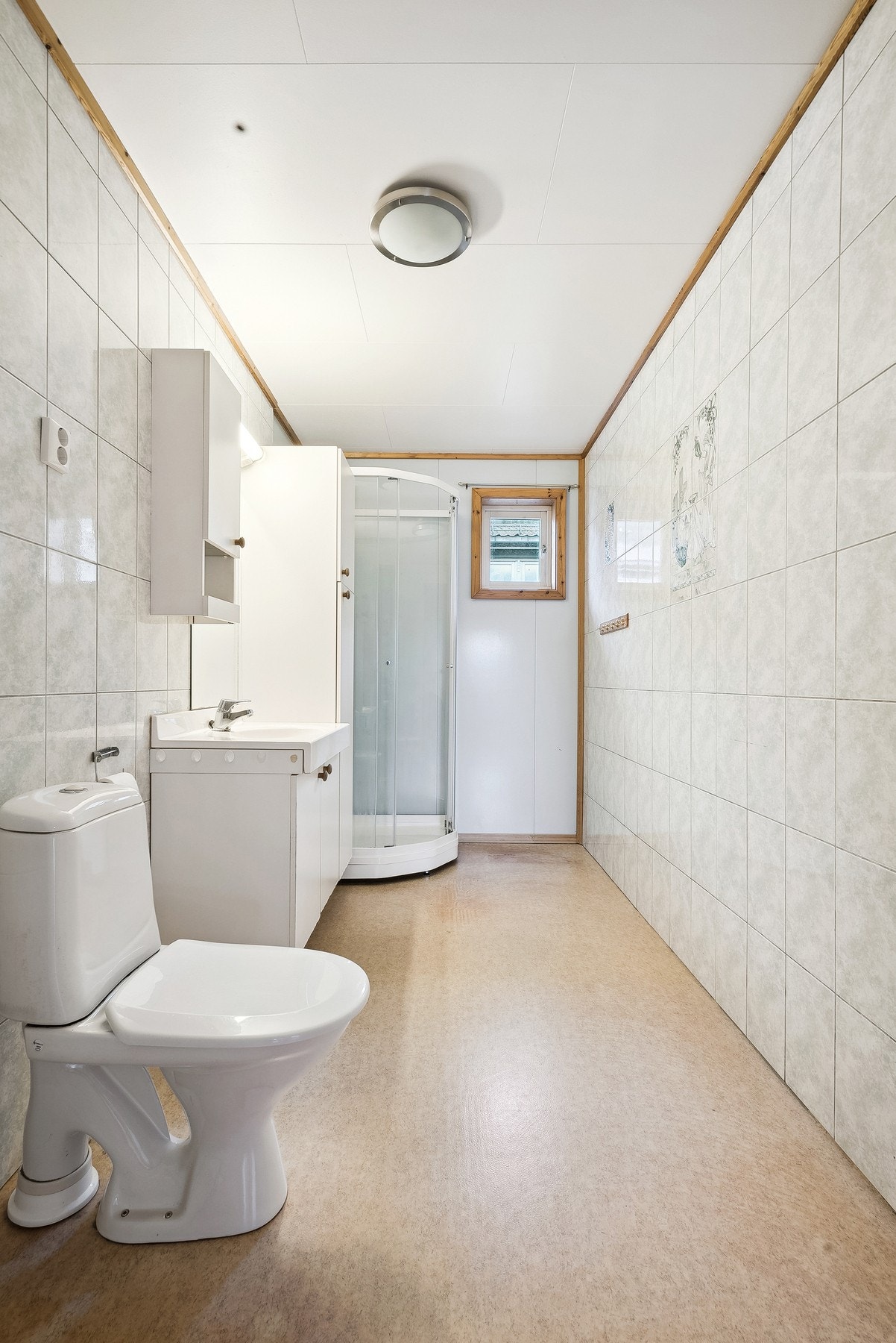 Badet har toalett, dusjkabinett, servant og opplegg til vaskemaskin. Galleribilde