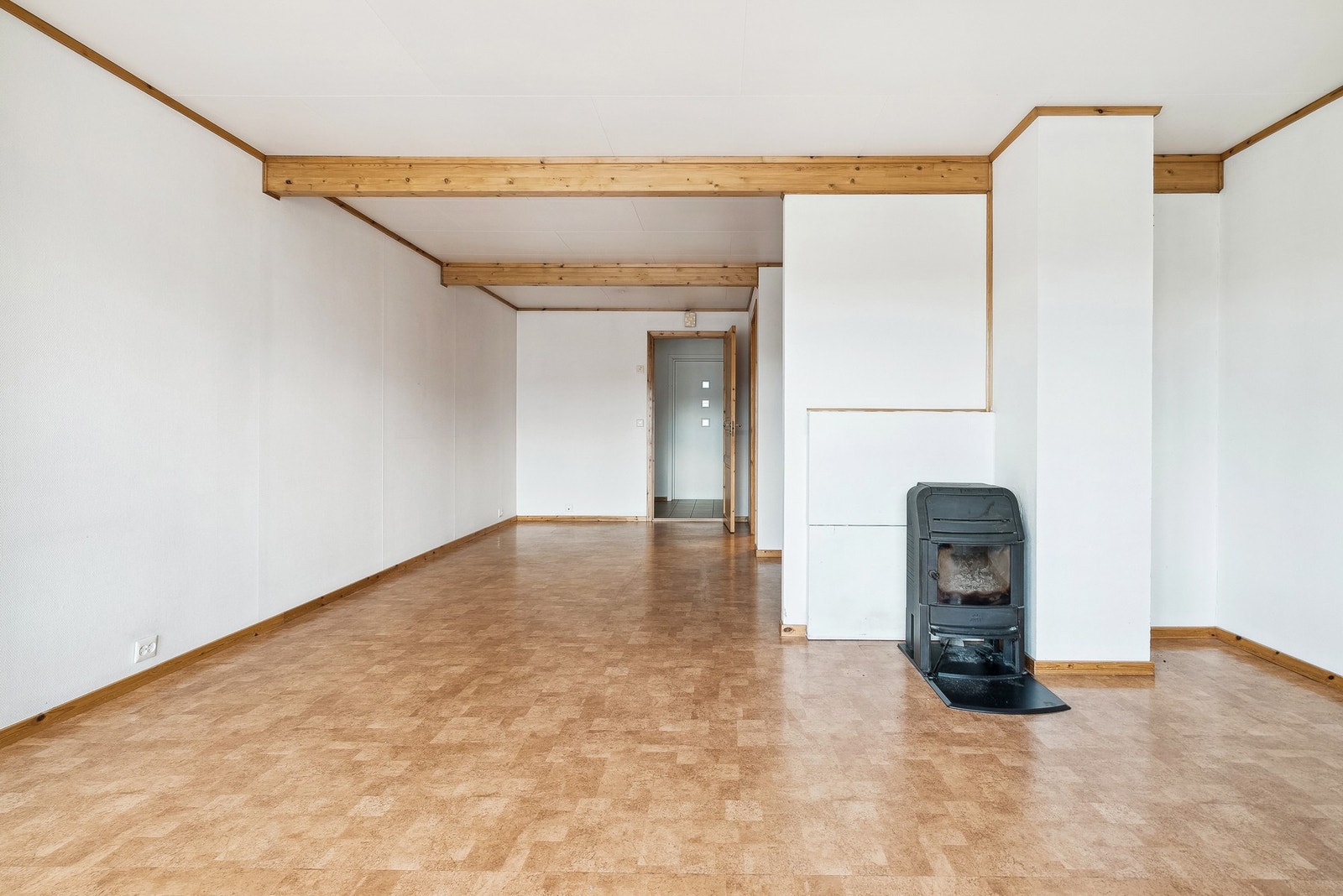 Romslig stue med vedovn. Galleribilde