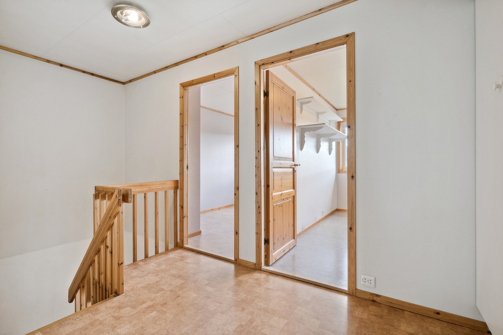 I andre etasje er det tre soverom og bad. Galleribilde