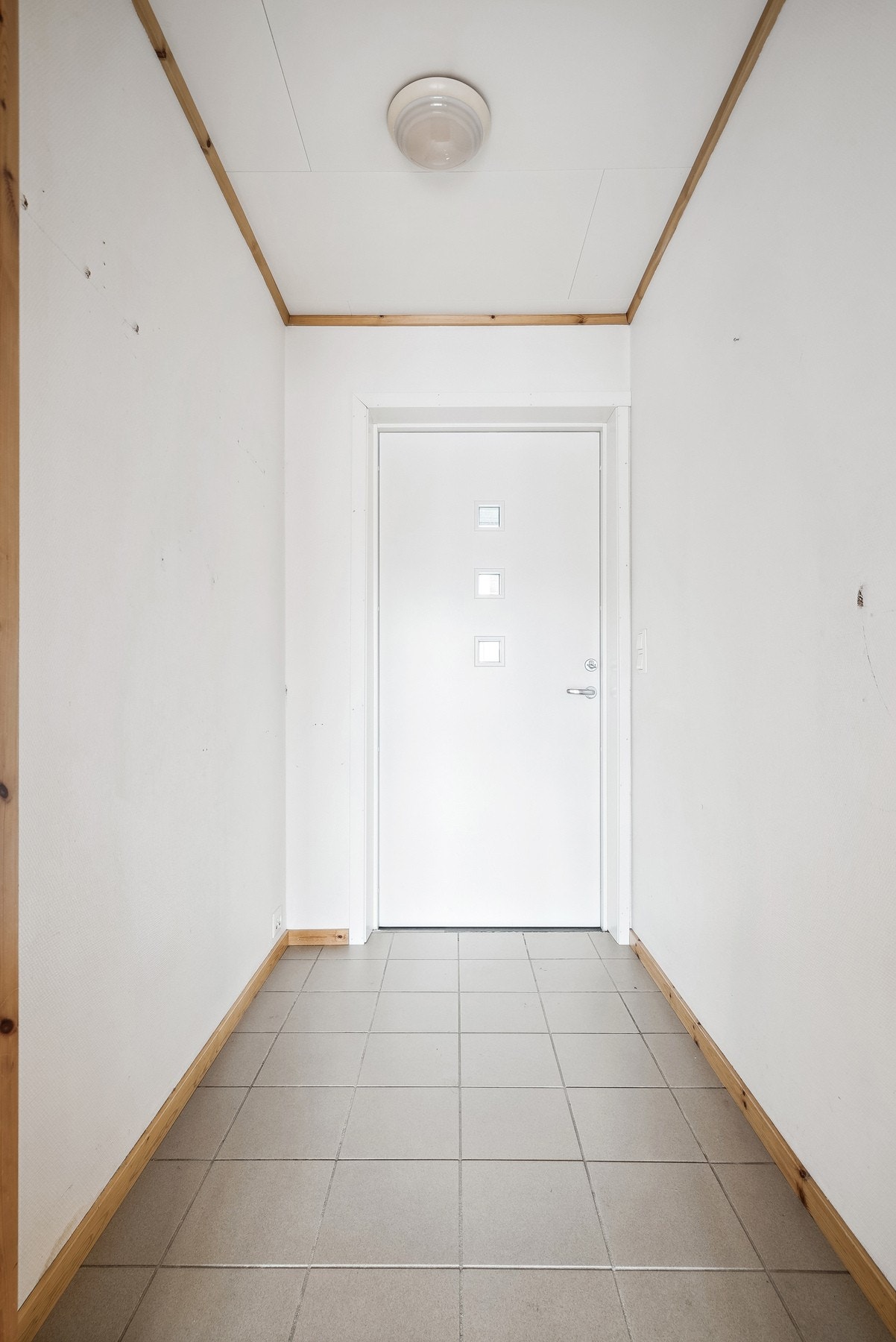 Praktisk entré, adskilt med dør inn til resten av boligen. Galleribilde