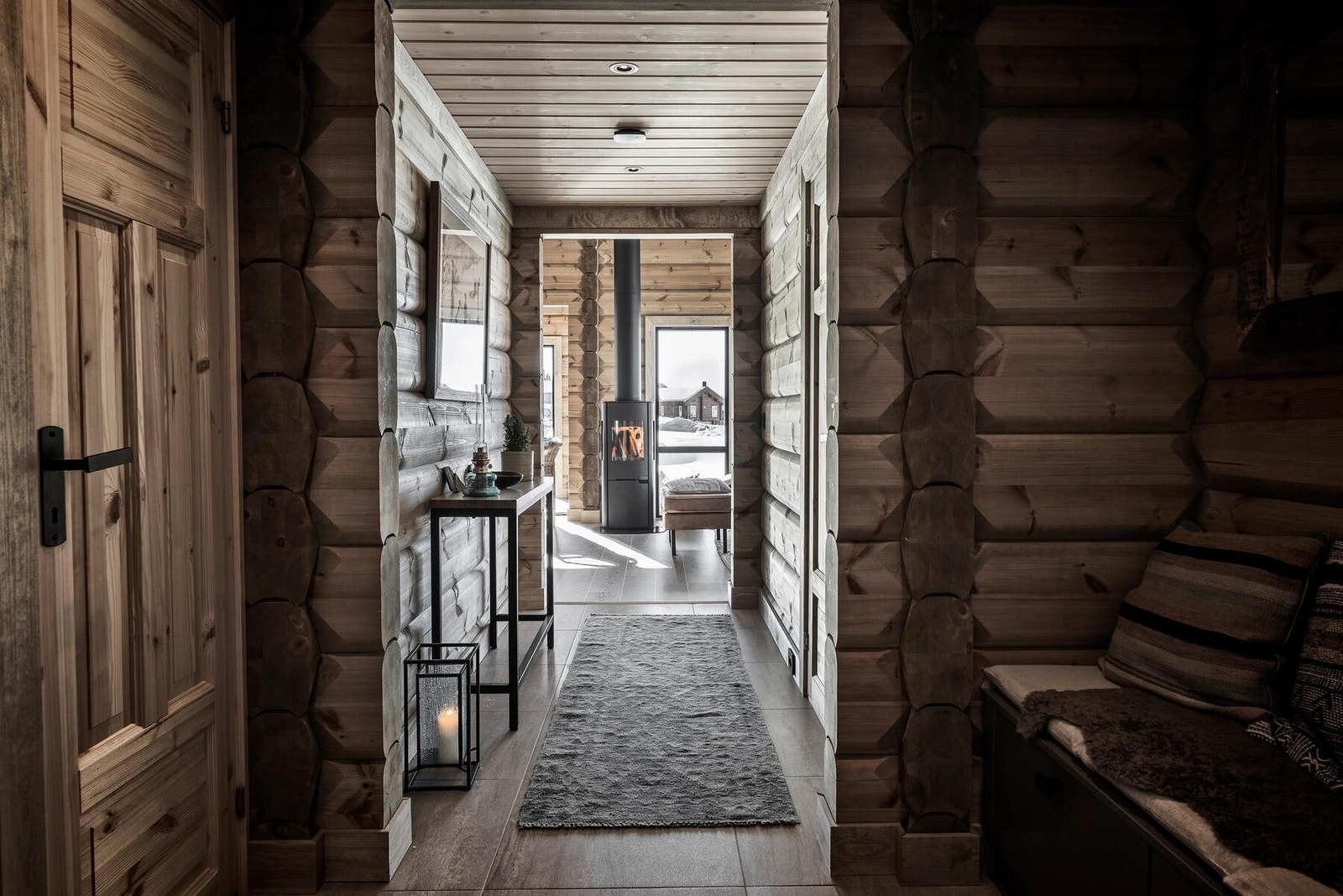 Tømmerhytter byr på lune gode overflater. Foto fra en av våre hyttemodeller. Galleribilde