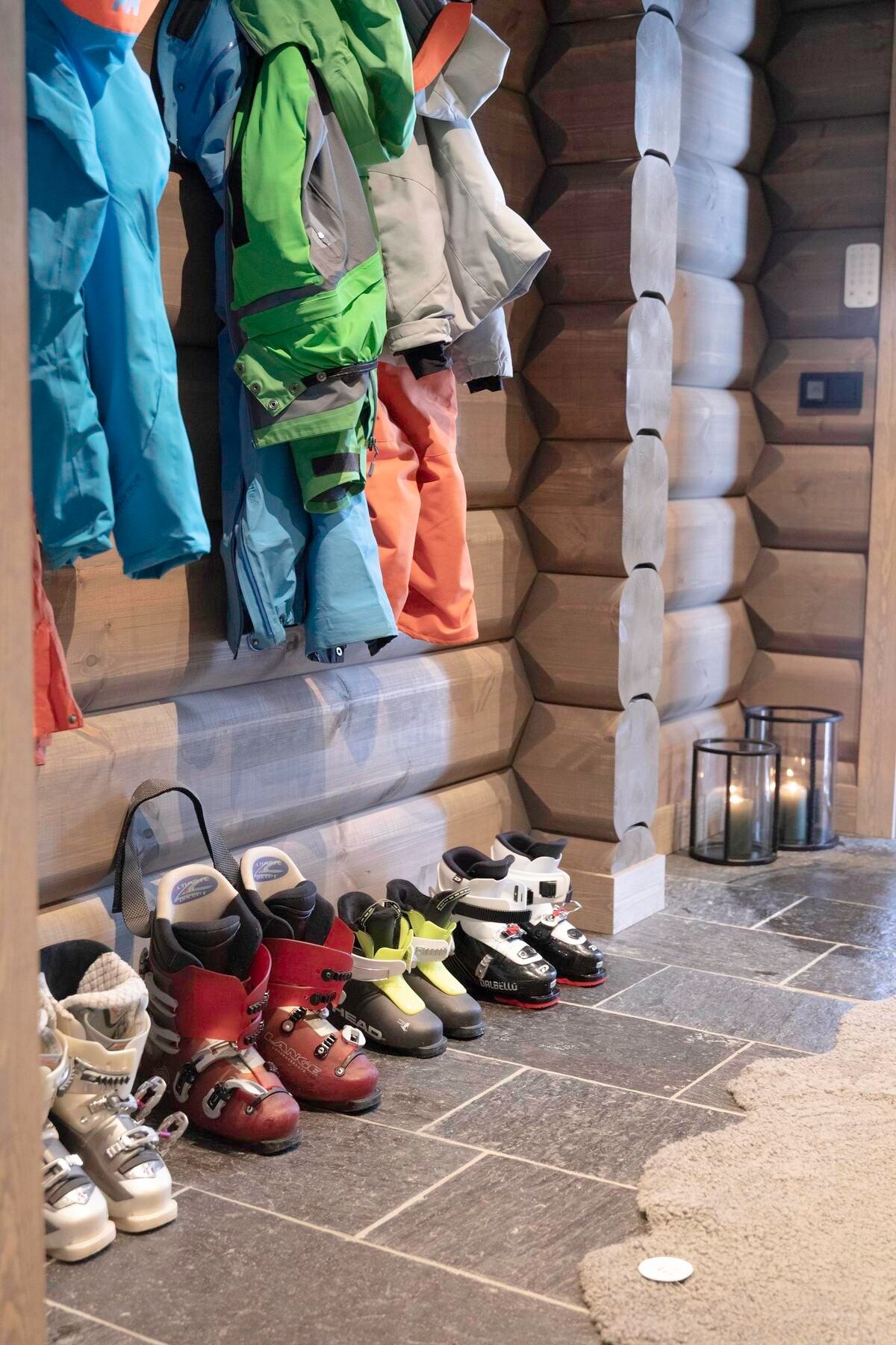 I entrèen er det flislagte gulv med varmekabler.
Foto fra en av våre hyttemodeller. Galleribilde