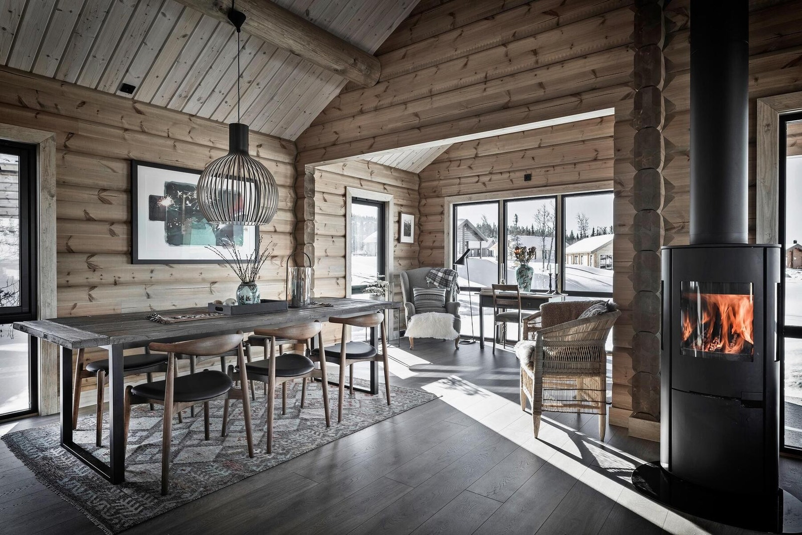 Foto fra stuen i en av våre hyttemodeller. Peisovn som på bildet medfølger Galleribilde