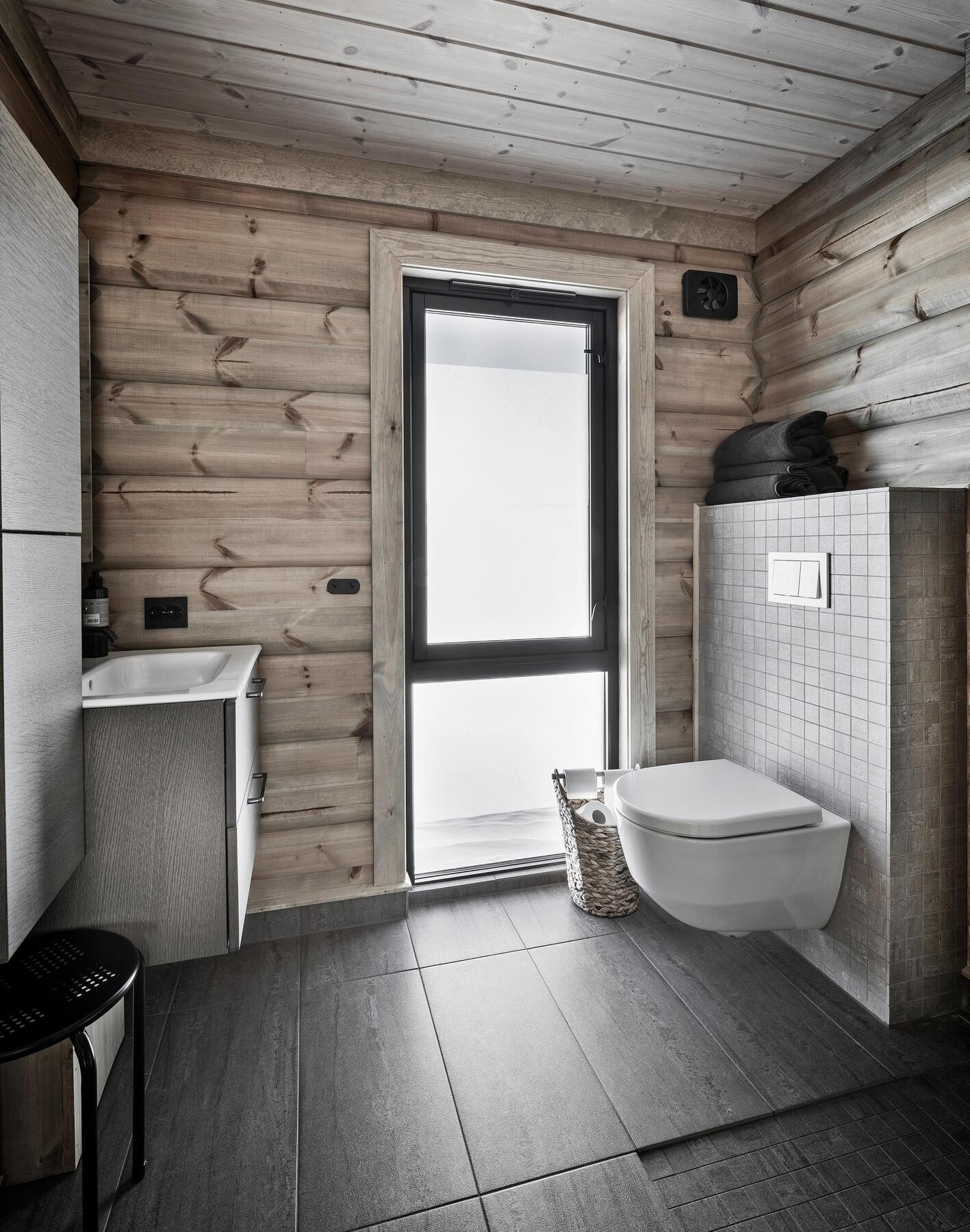 Gulvstående WC er standard, vegghengt kan velges som tilvalg. Foto fra bad i en av våre hyttemodeller. Galleribilde