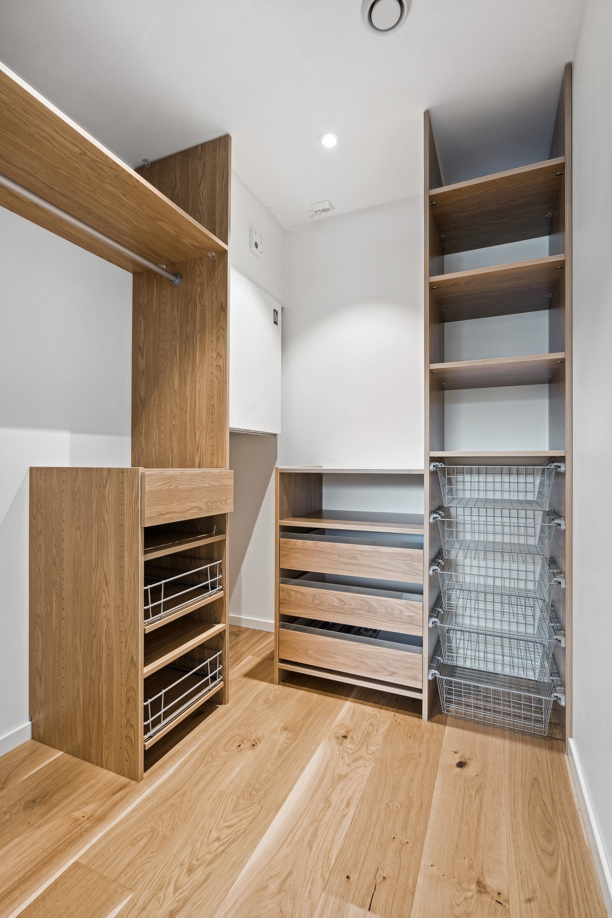 Fra dette soverommet er det adkomst inn i en walk-in garderobe med innredning Galleribilde