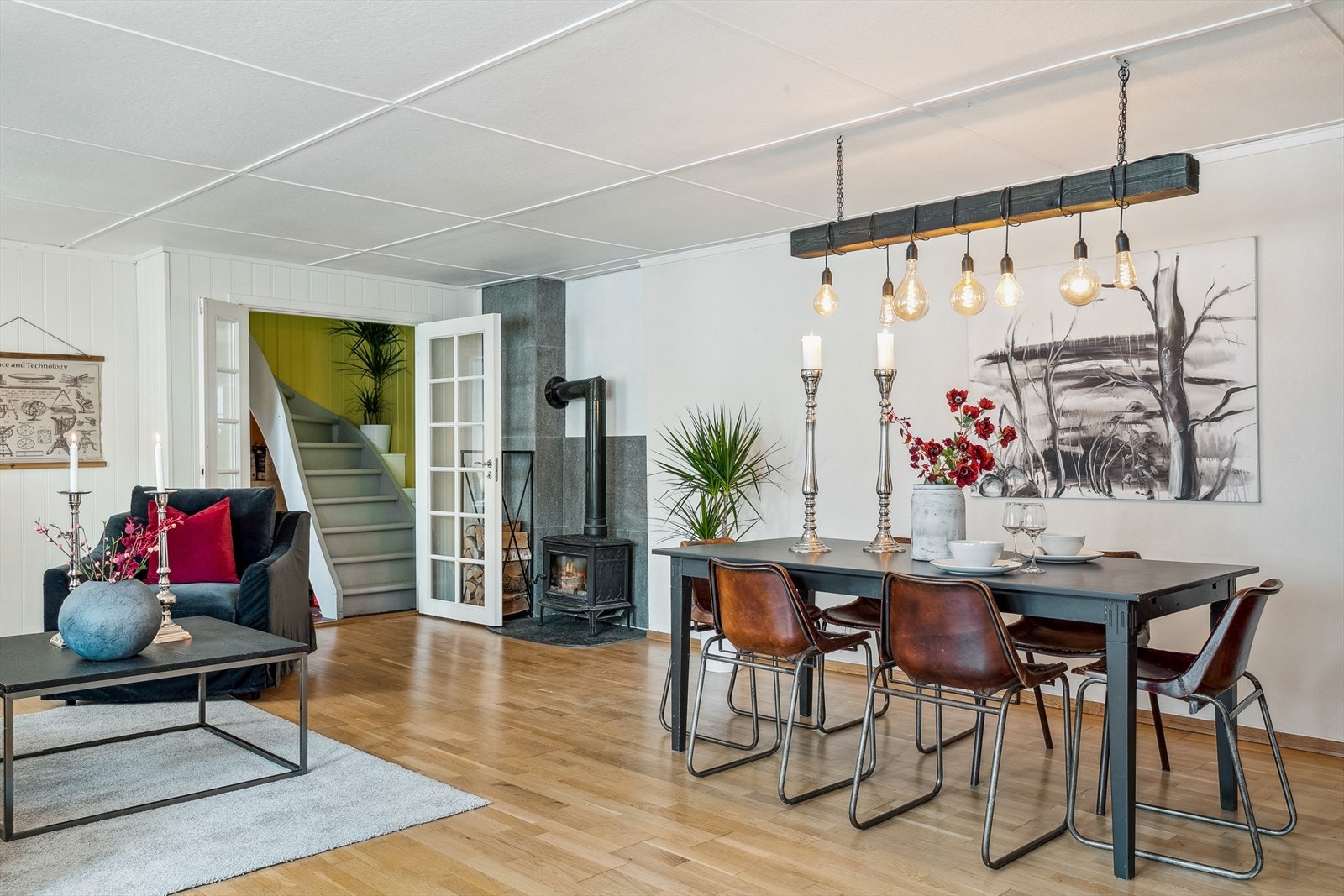 Romslig stue med god plass til møblering. Vedovn for de kaldere dagene Galleribilde