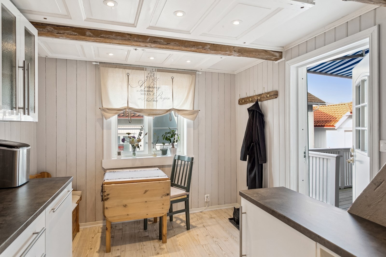 Kjøkken i sidebygget - legg merke til kreativ løsning i taket Galleribilde