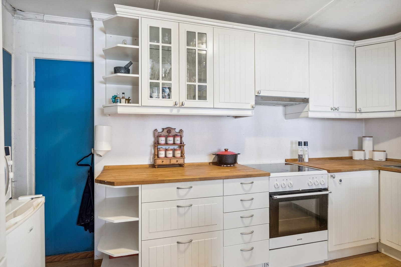 "Spiskammers" og skap bak de blå dørene Galleribilde