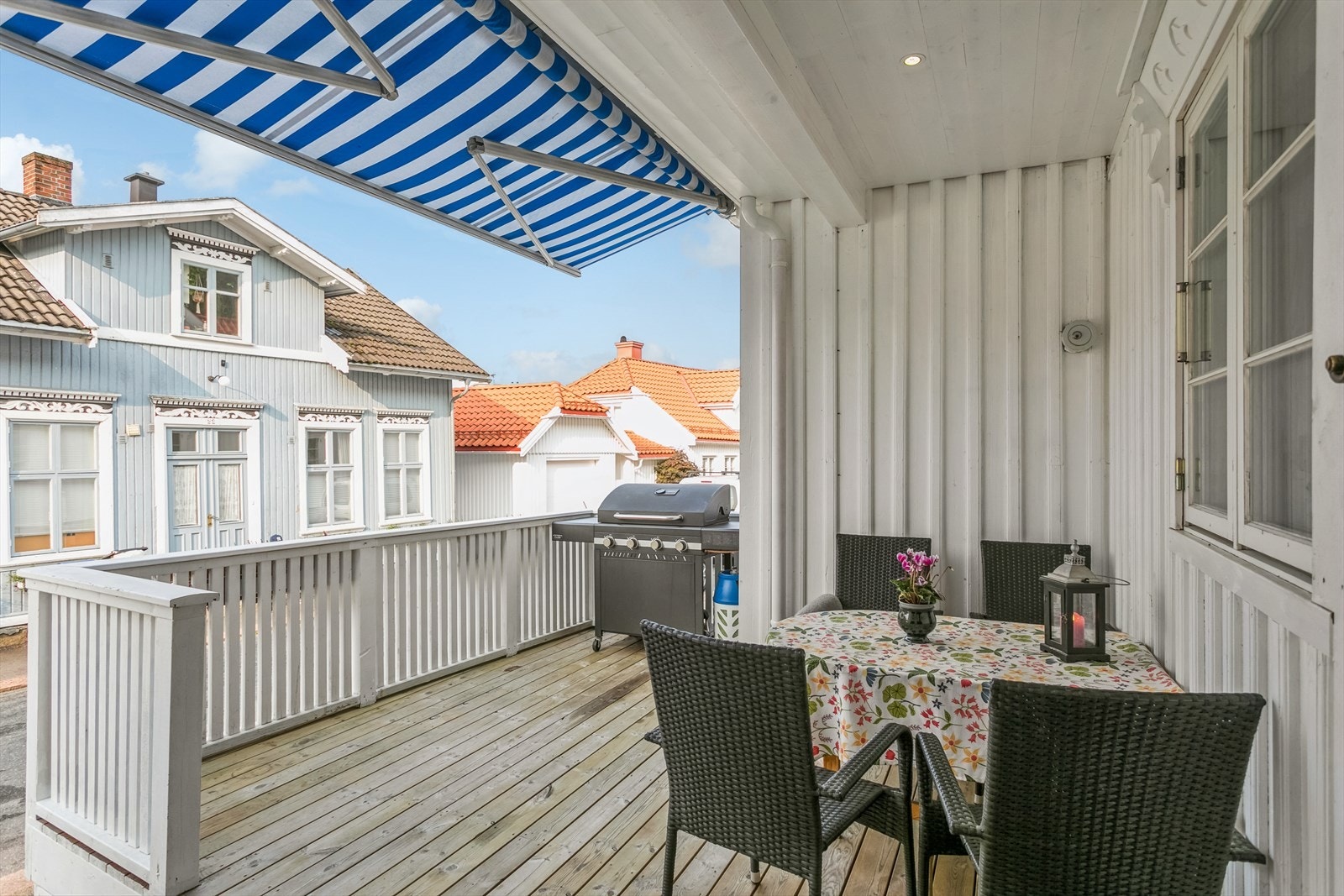 Terrasse med plass til spisebord. Vestvendt og solrikt Galleribilde