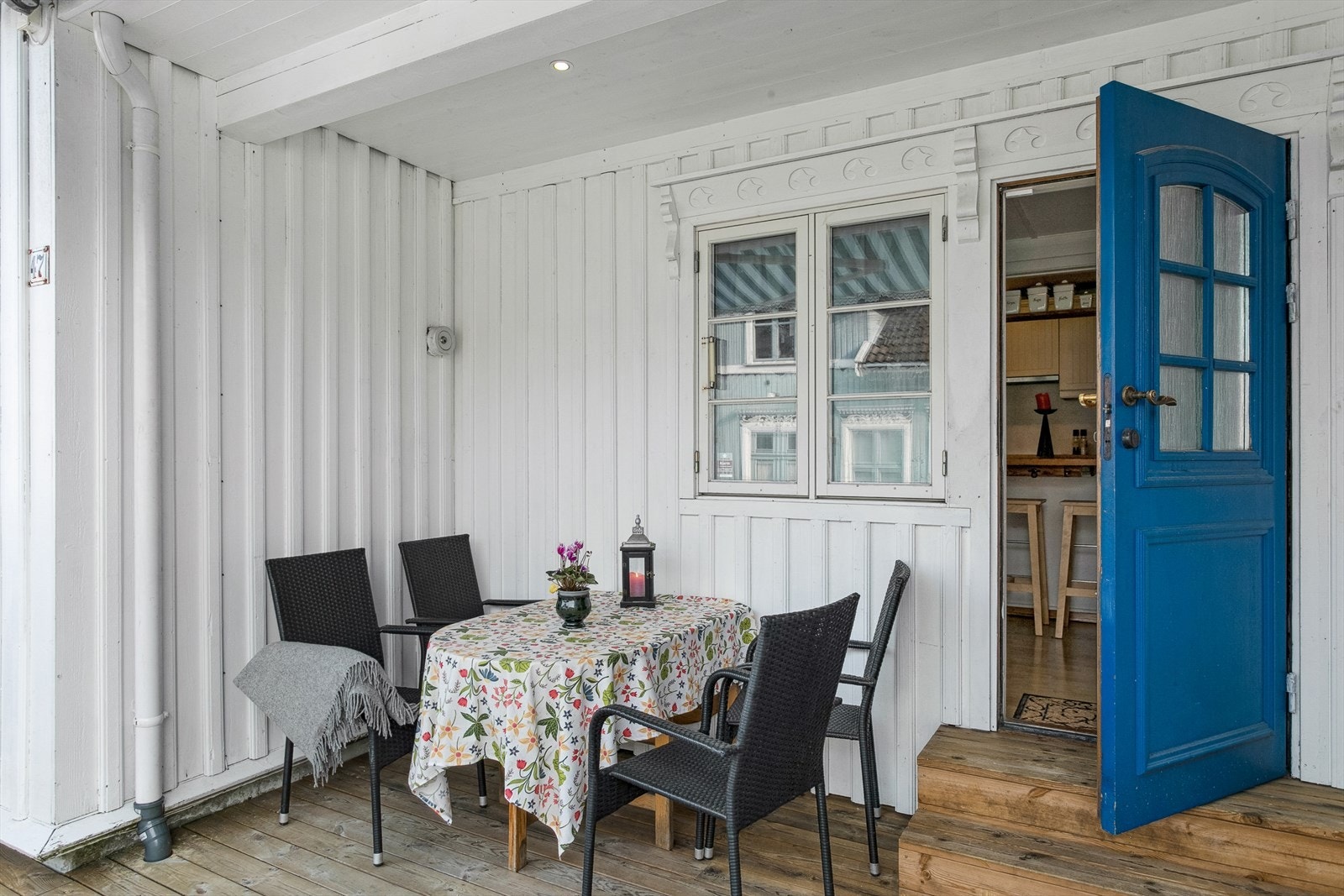 Inngangsparti til hoveddelen med koselig uteplass Galleribilde