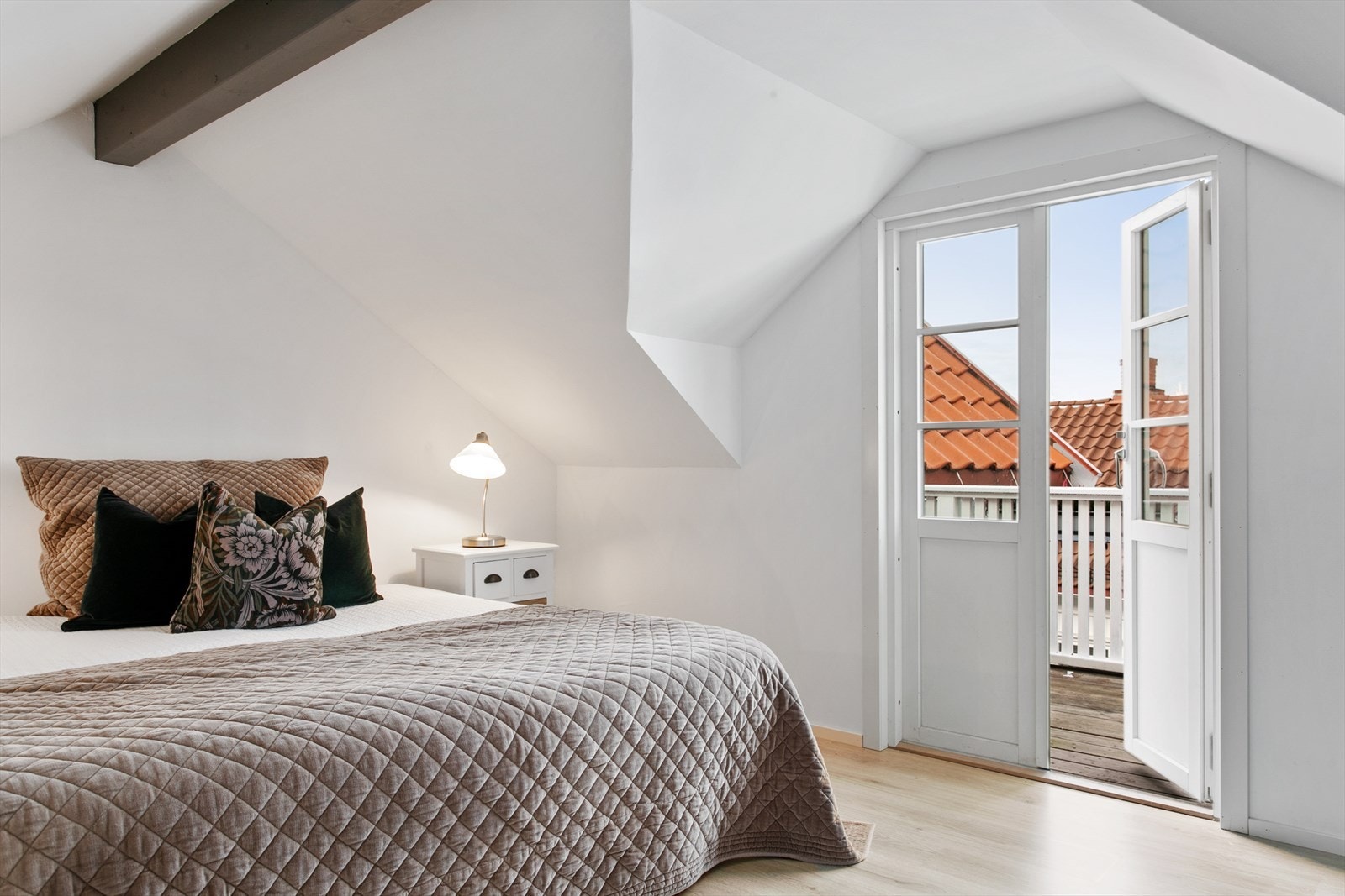 Lekkert soverom med utgang til balkong Galleribilde