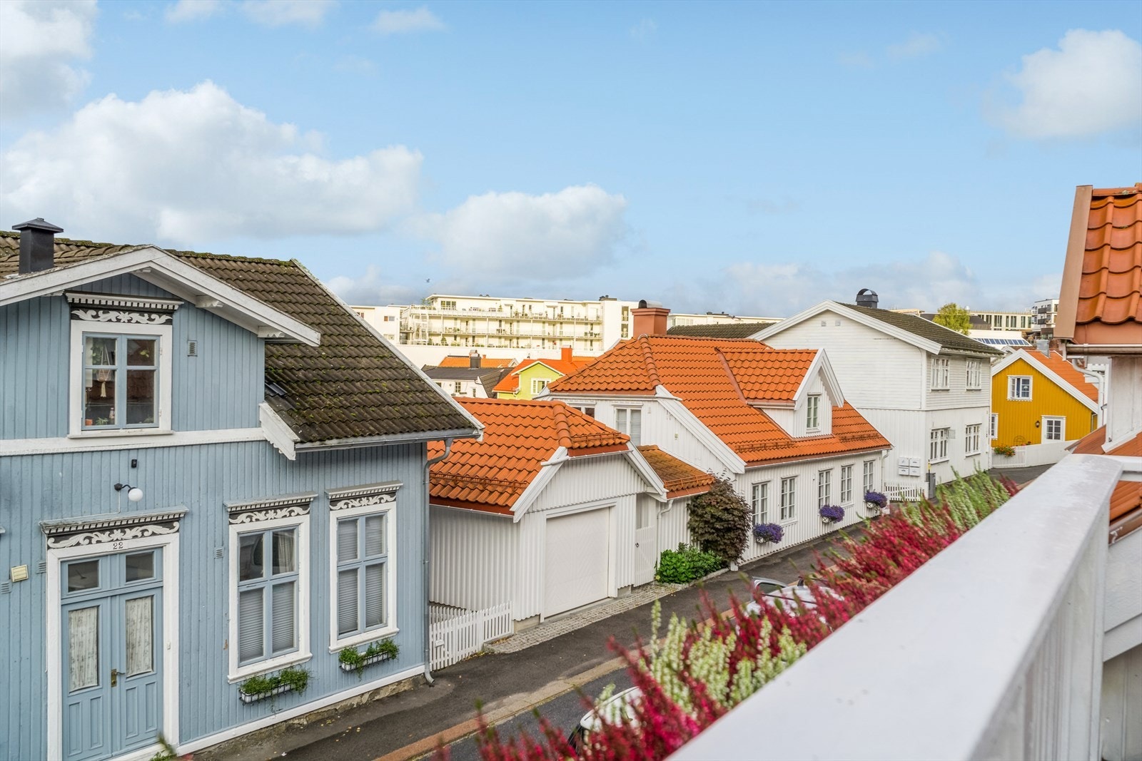 Utsikt fra balkongen - vestvendt og solrikt. Rolig gate med rusleavstand til sentrum Galleribilde