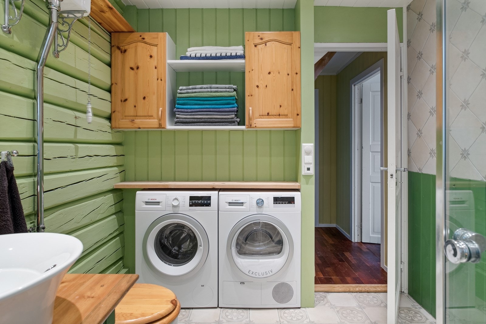 Praktisk vaskeromsløsning på badet Galleribilde