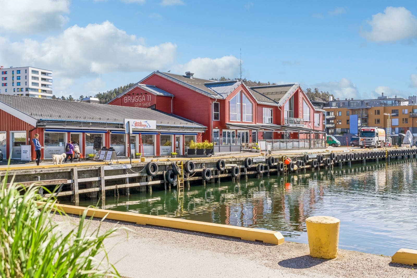 Noen få minutters gange til bryggeområdet med blant annet fiskebutikk og fiskerestaurant Galleribilde