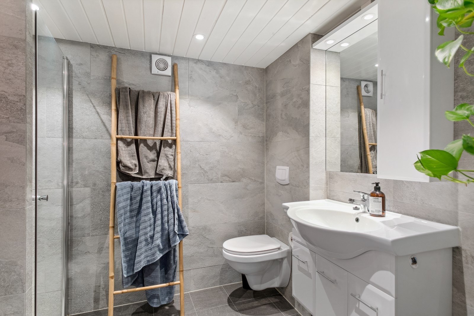 Moderne bad fra 2022 i sidebygget Galleribilde