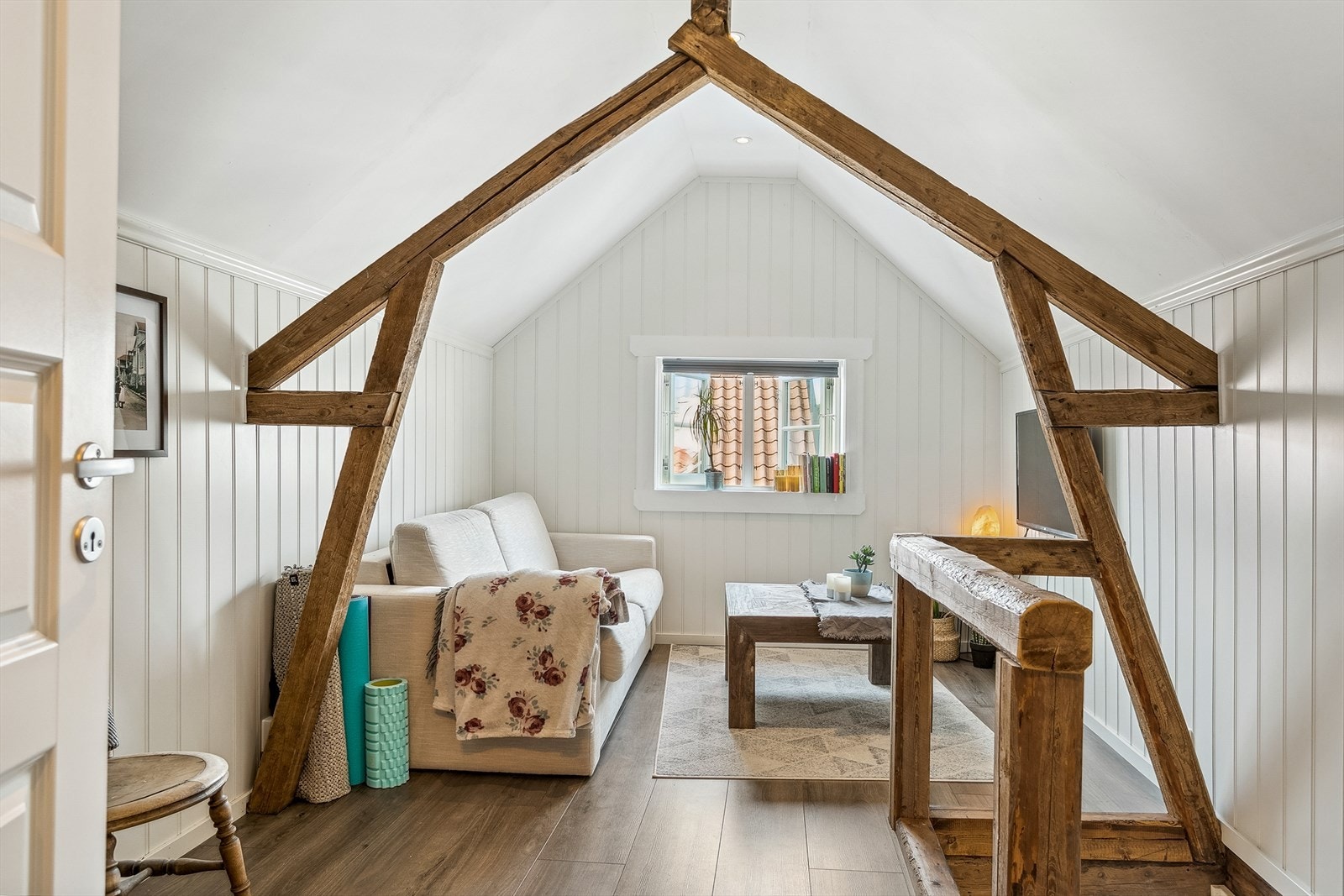 Praktisk stue i 2 etasje i sidebygg Galleribilde