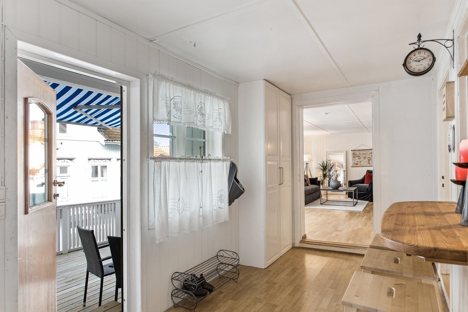 Entré med klesskap Galleribilde