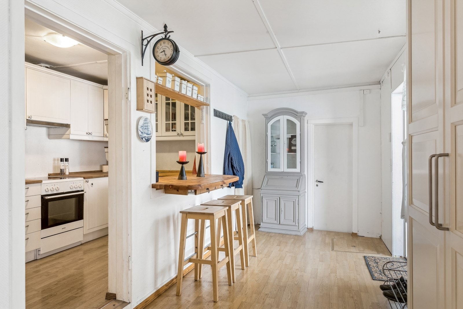 Kjøkken med barløsning i hoveddelen Galleribilde