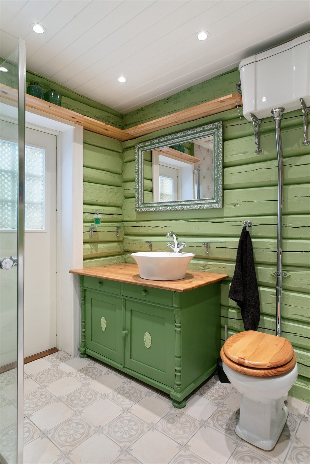 Original baderomsløsning som gjenspeiler godt stilen og byggeåret på huset Galleribilde