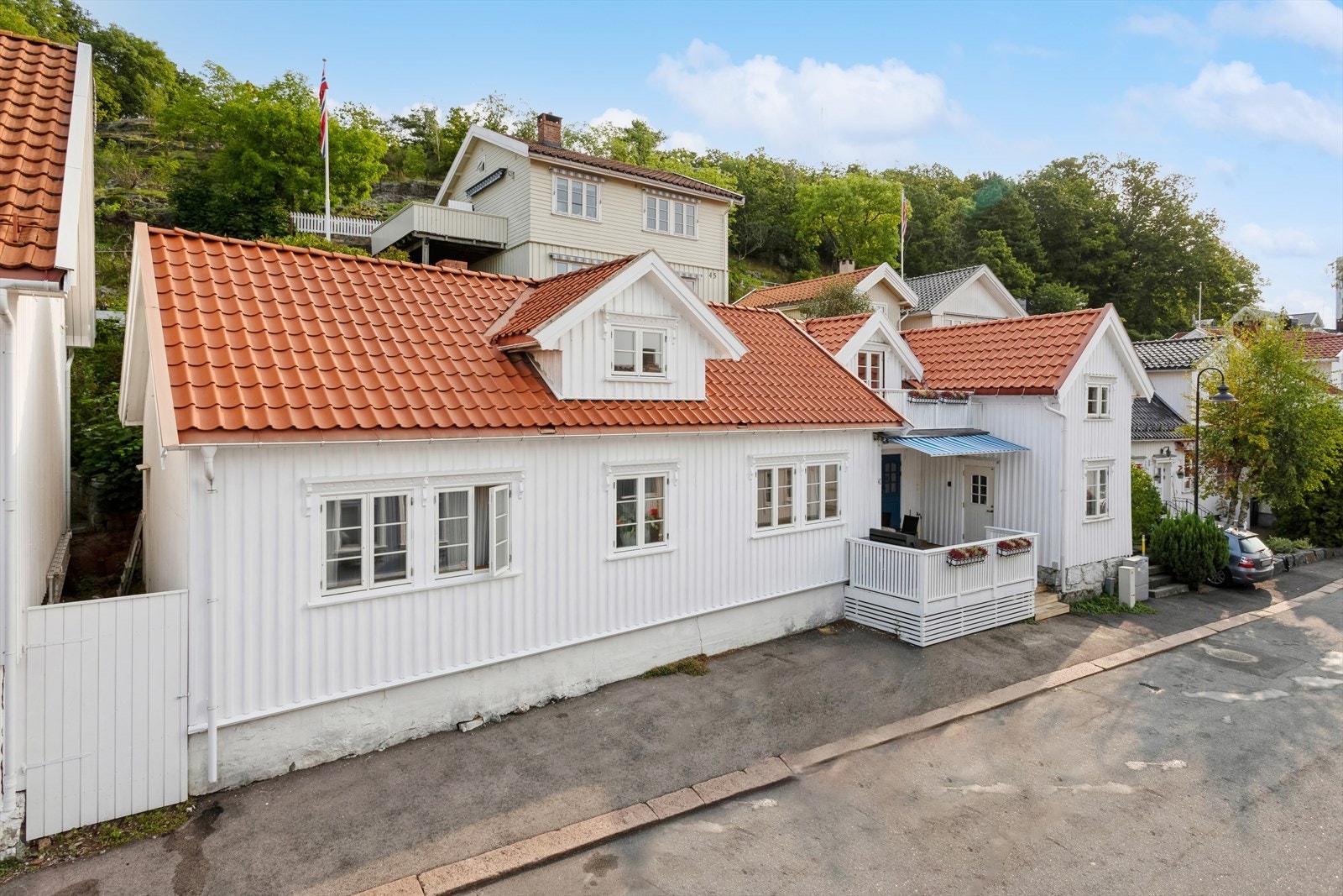 Innholdsrik enebolig med sidebygg og leieinntekter Galleribilde