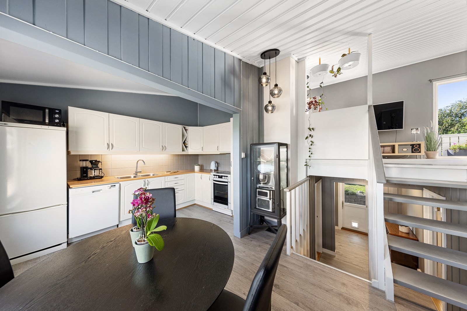 Leiligheten fremstår fin, med lyse og moderne farger på veggene. Galleribilde