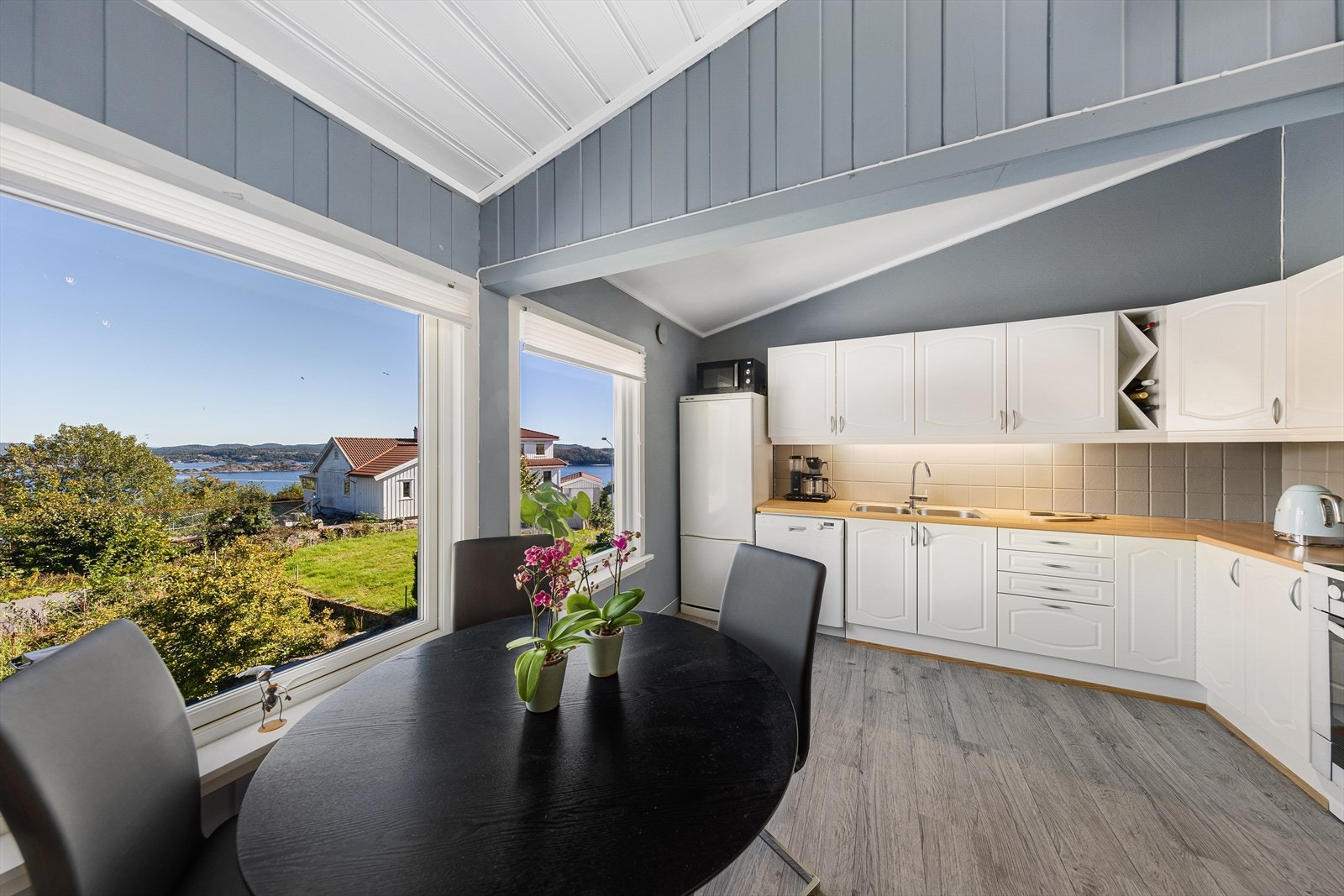 Fra kjøkkenet er det nydelig sjøutsikt til Bærøyfjorden. Galleribilde