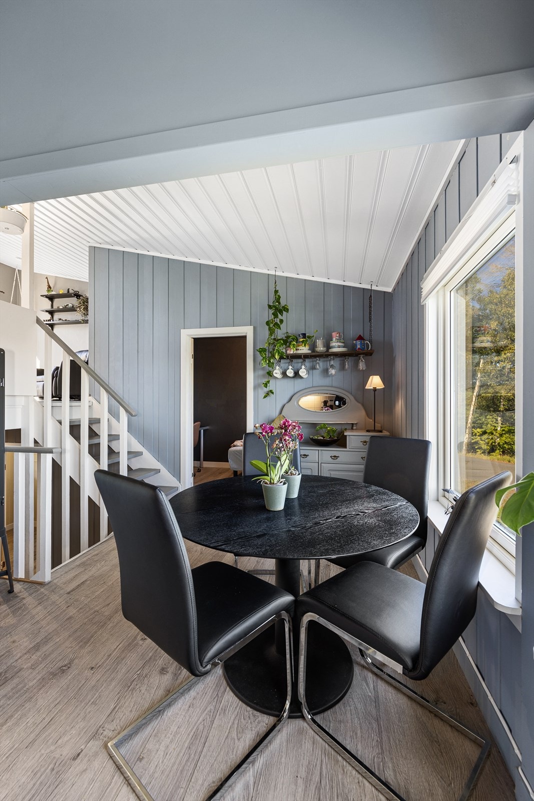 Det er god plass til et spisebord ved kjøkkenet. Galleribilde