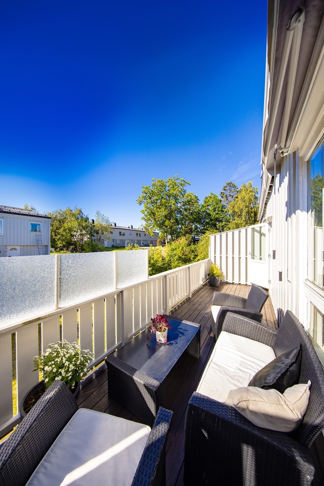 På sommerstid har du i følge nåværende eier kveldsol til mellom 20.00 og 21.00 på verandaen. Galleribilde
