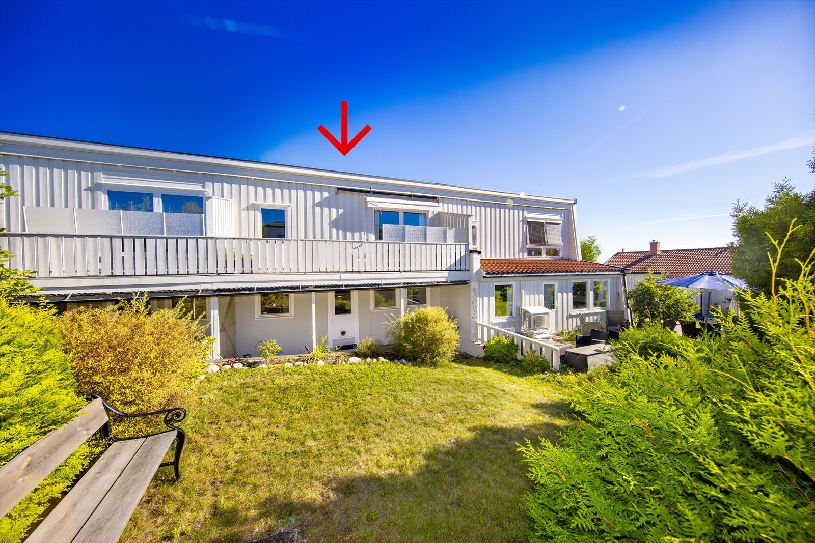 Her har du fin sjøutsikt, gode solforhold og to sørvestvendte uteplasser. Galleribilde
