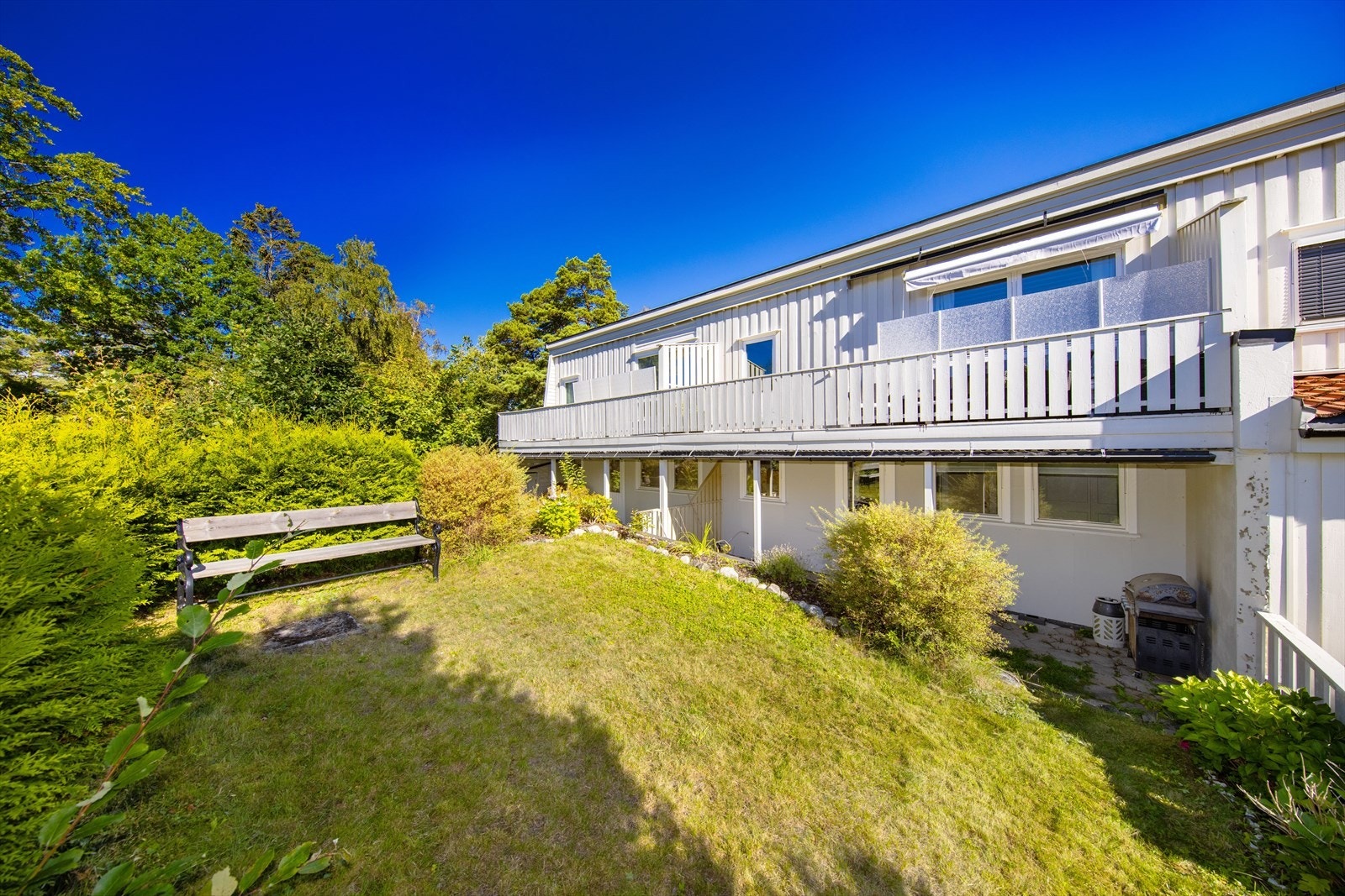 Leiligheten disponerer koselige uteplasser i form av hage og veranda på sørvestsiden av leiligheten. Galleribilde