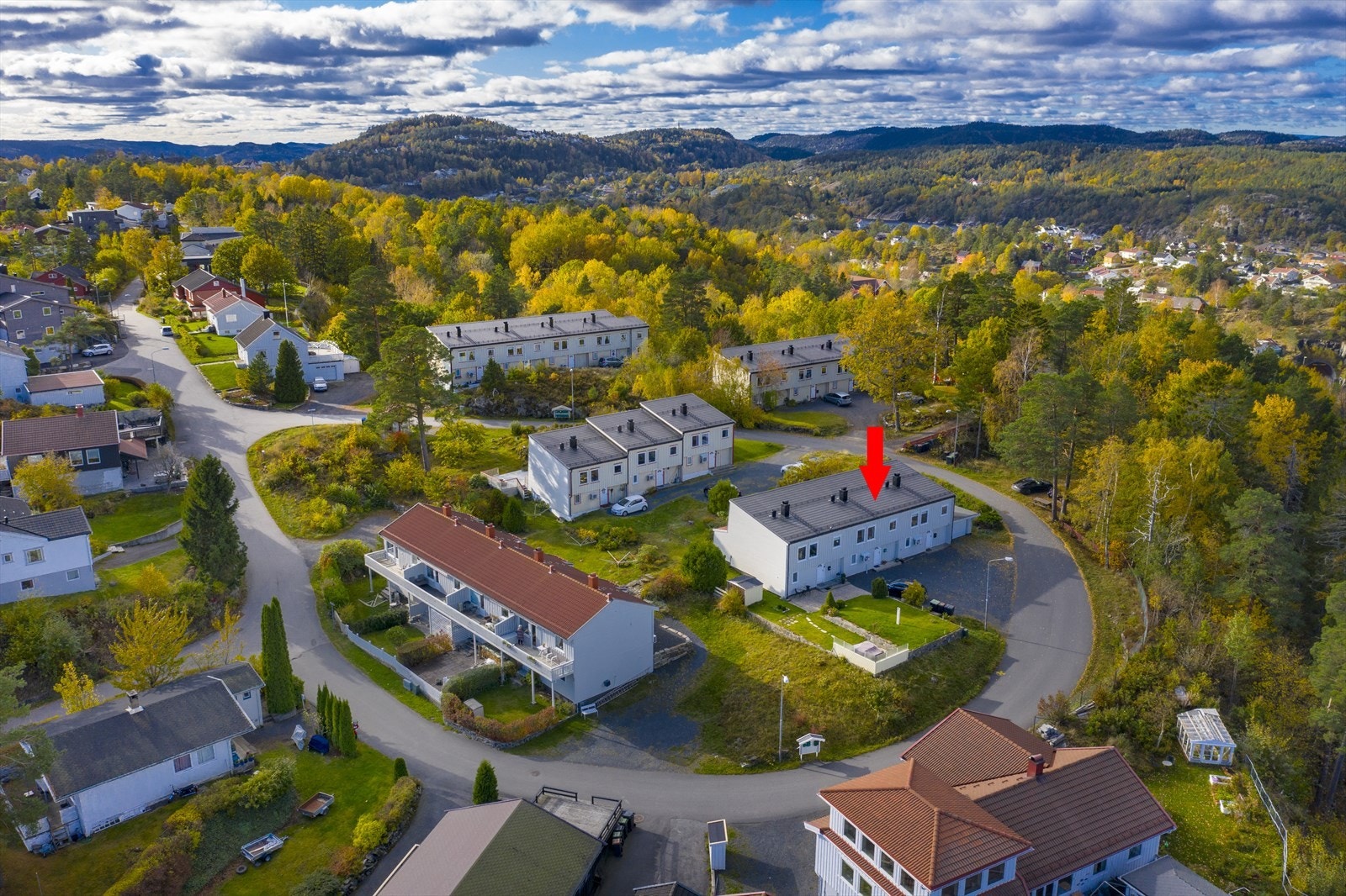 Fra leiligheten er det umiddelbar nærhet til flotte turområder. Studsdalen er det mest brukte turterrenget for folk i Kragerø sentrum, og for dem som bor nær byen. Dette er et friområde med to hoppbakker, store jorder samt en lysløype, Galleribilde