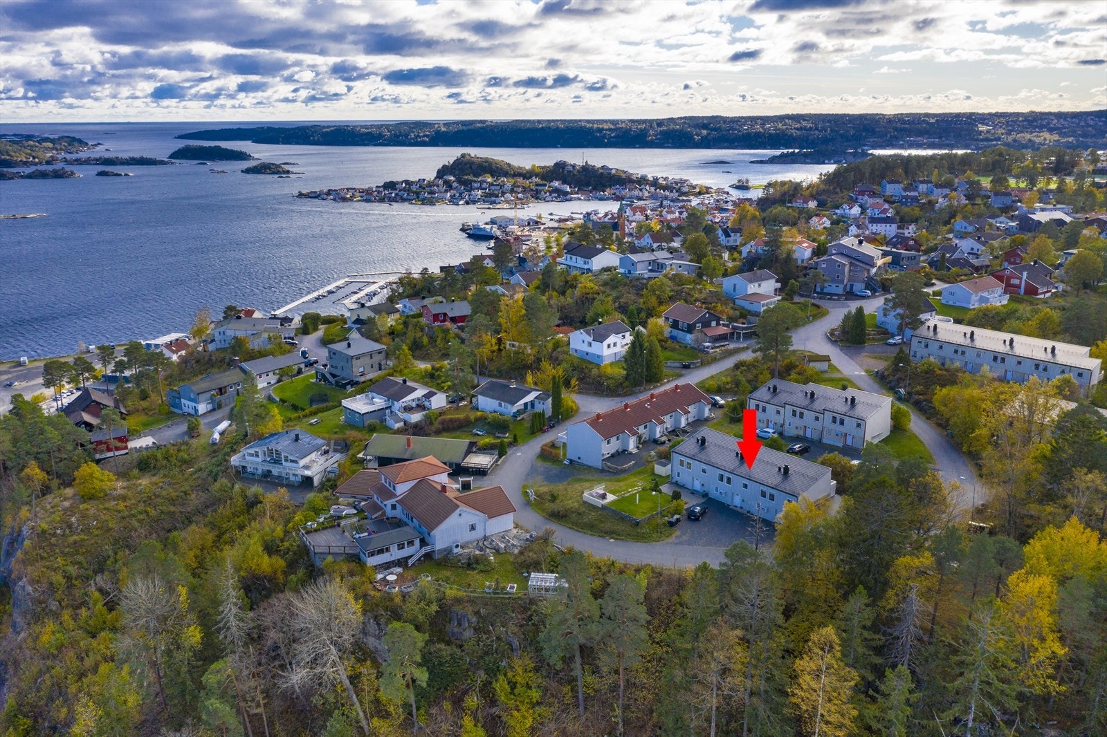 Leiligheten ligger meget sentralt til og innenfor gangavstand finner du både barnehage, barne- og ungdomsskole, dagligvarebutikker, treningssenter, Kragerøstadion samt Kragerø sentrum med sjarmerende butikker, restauranter og kafeer. Galleribilde
